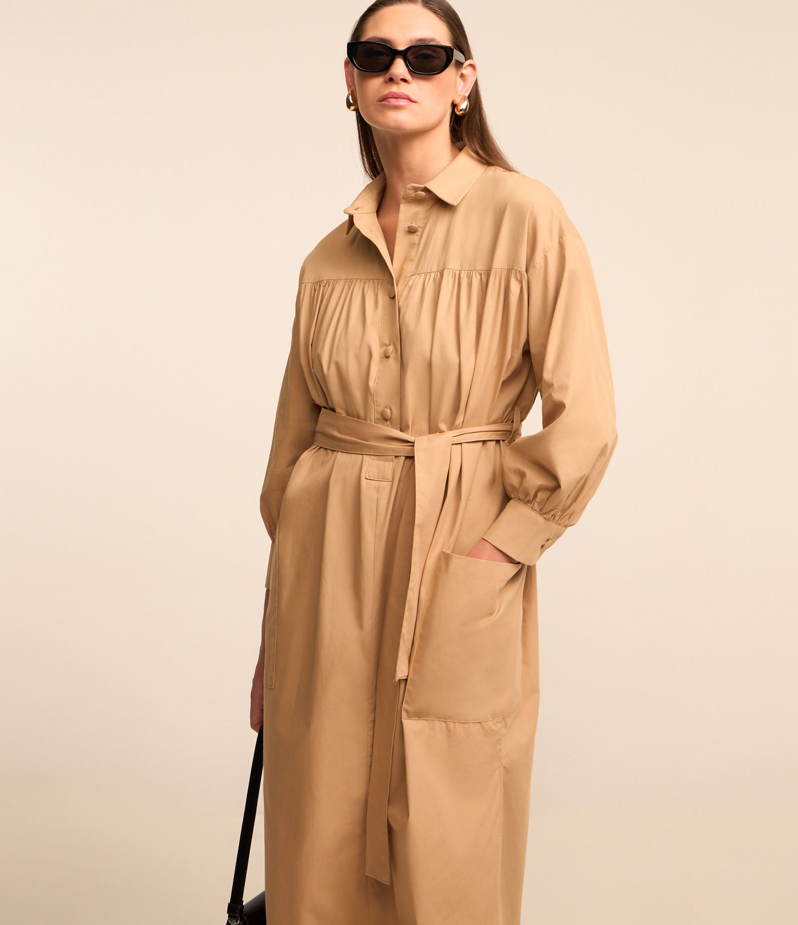 Vestido Chemise Midi em Tricoline com Pregas e Amarração Bege 1