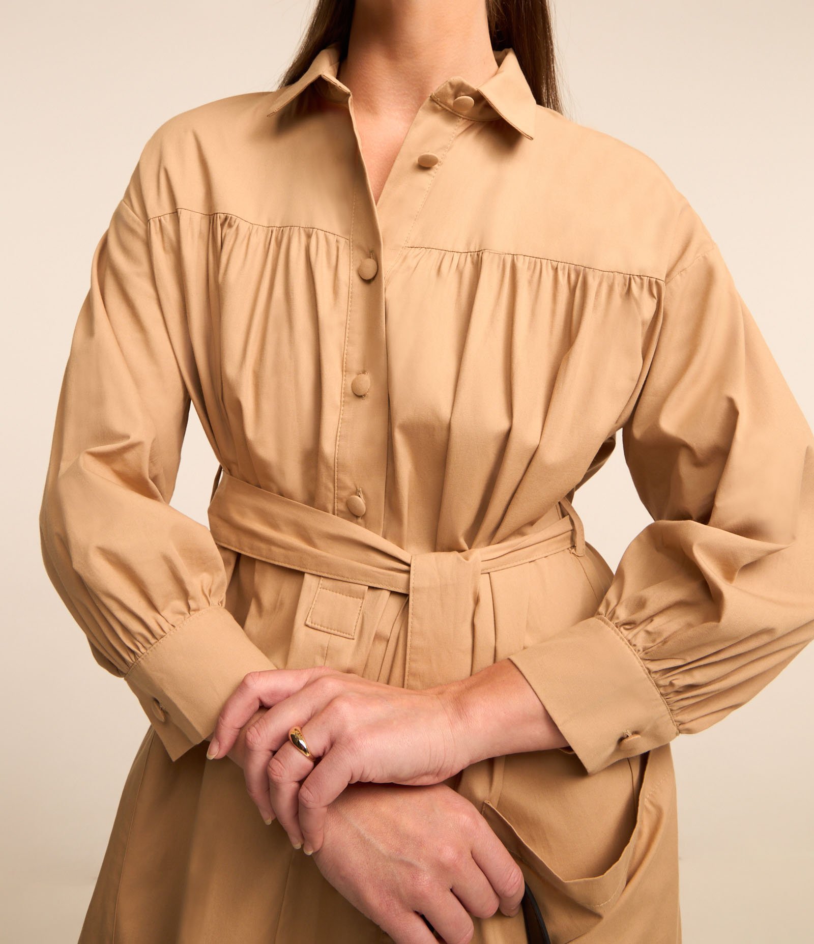 Vestido Chemise Midi em Tricoline com Pregas e Amarração Bege 3