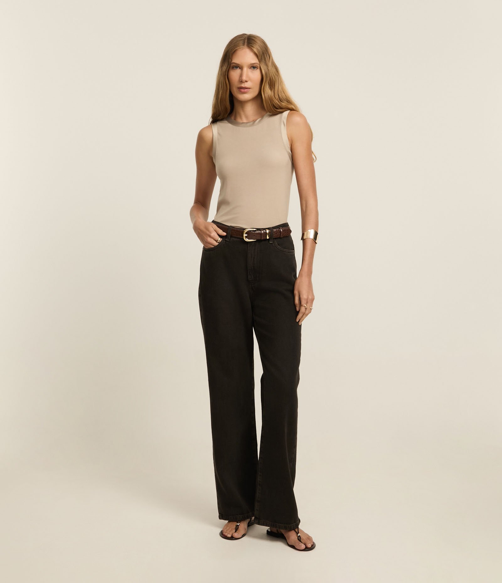 Blusa em Viscose com Cava Acetinada Bege 2