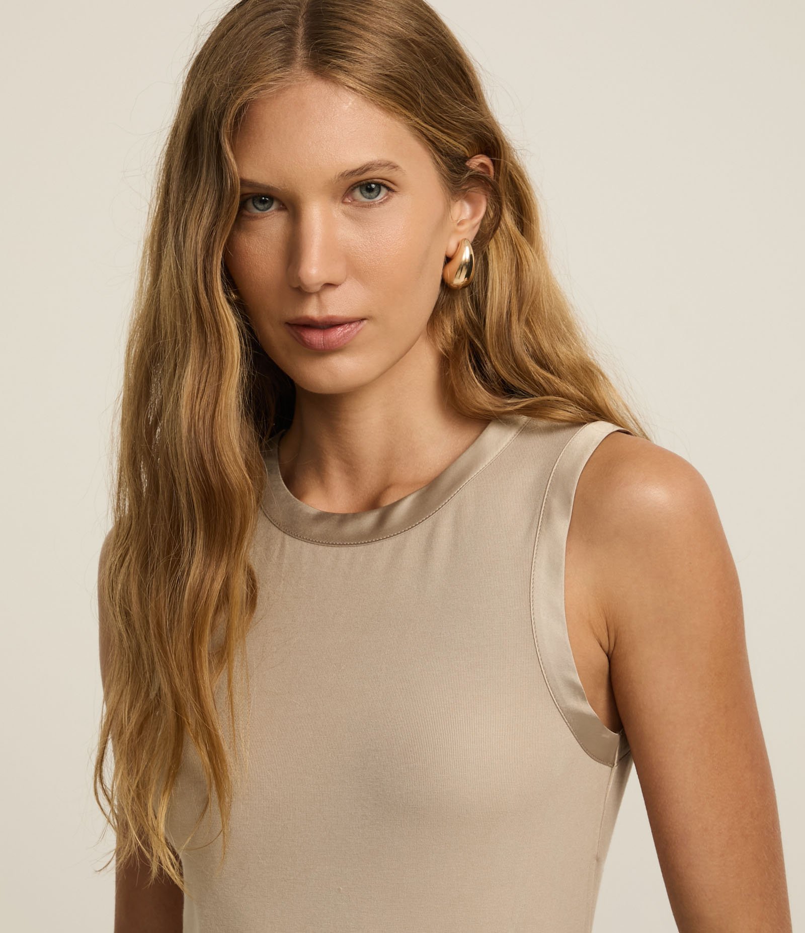 Blusa em Viscose com Cava Acetinada Bege 4