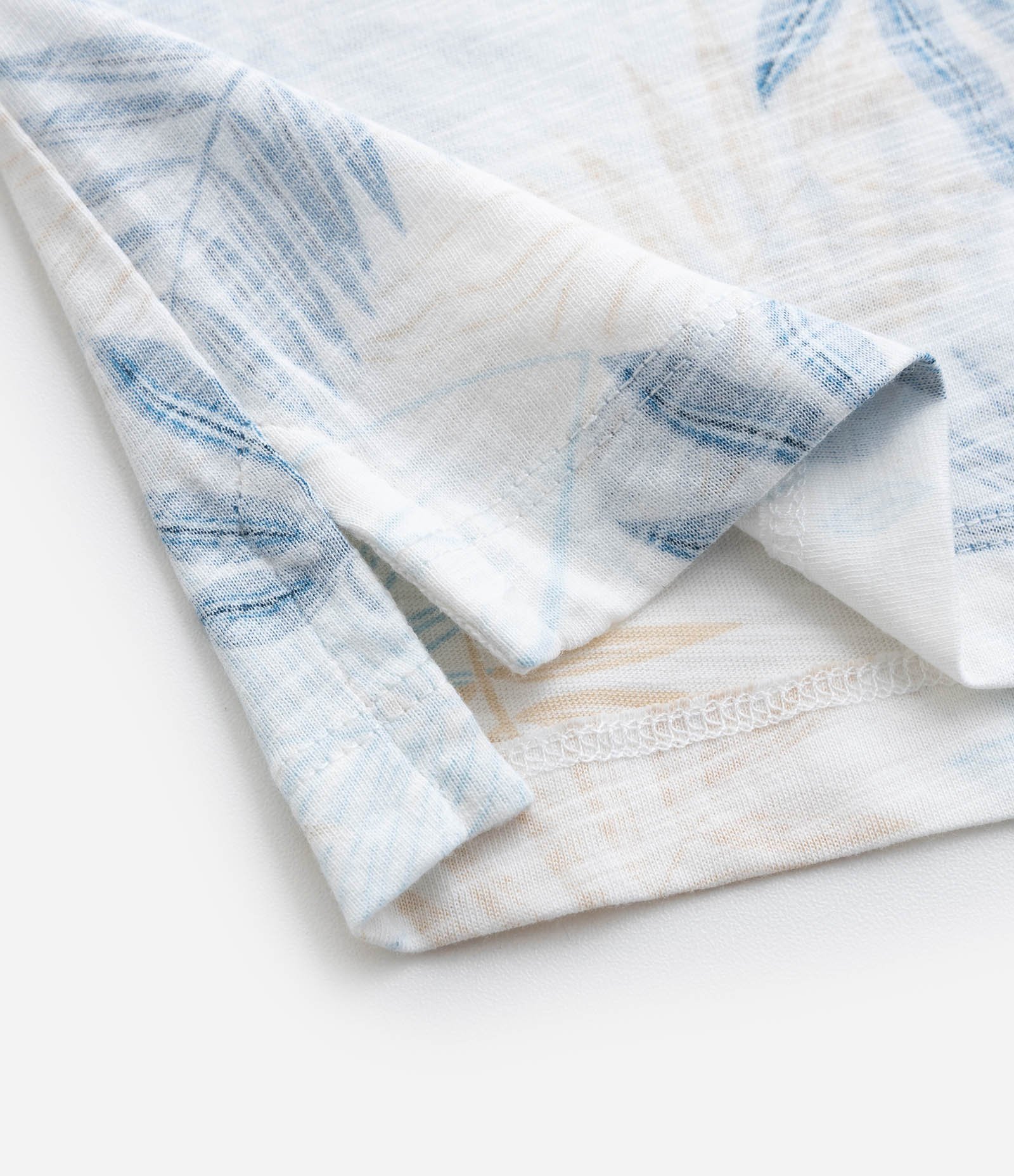 Camiseta Polo Infantil com Estampa de Folhagens - Tam 1 a 5 anos Branco/Azul 4