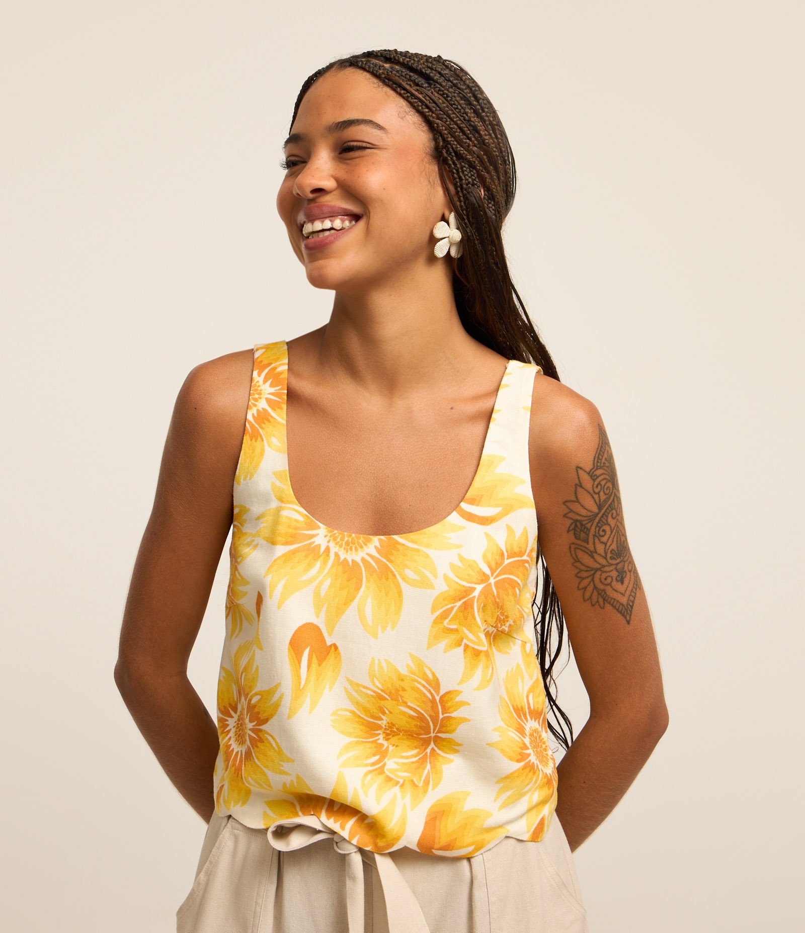 Blusa Sem Manga em Viscolinho com Flores Estampadas Amarelo 1