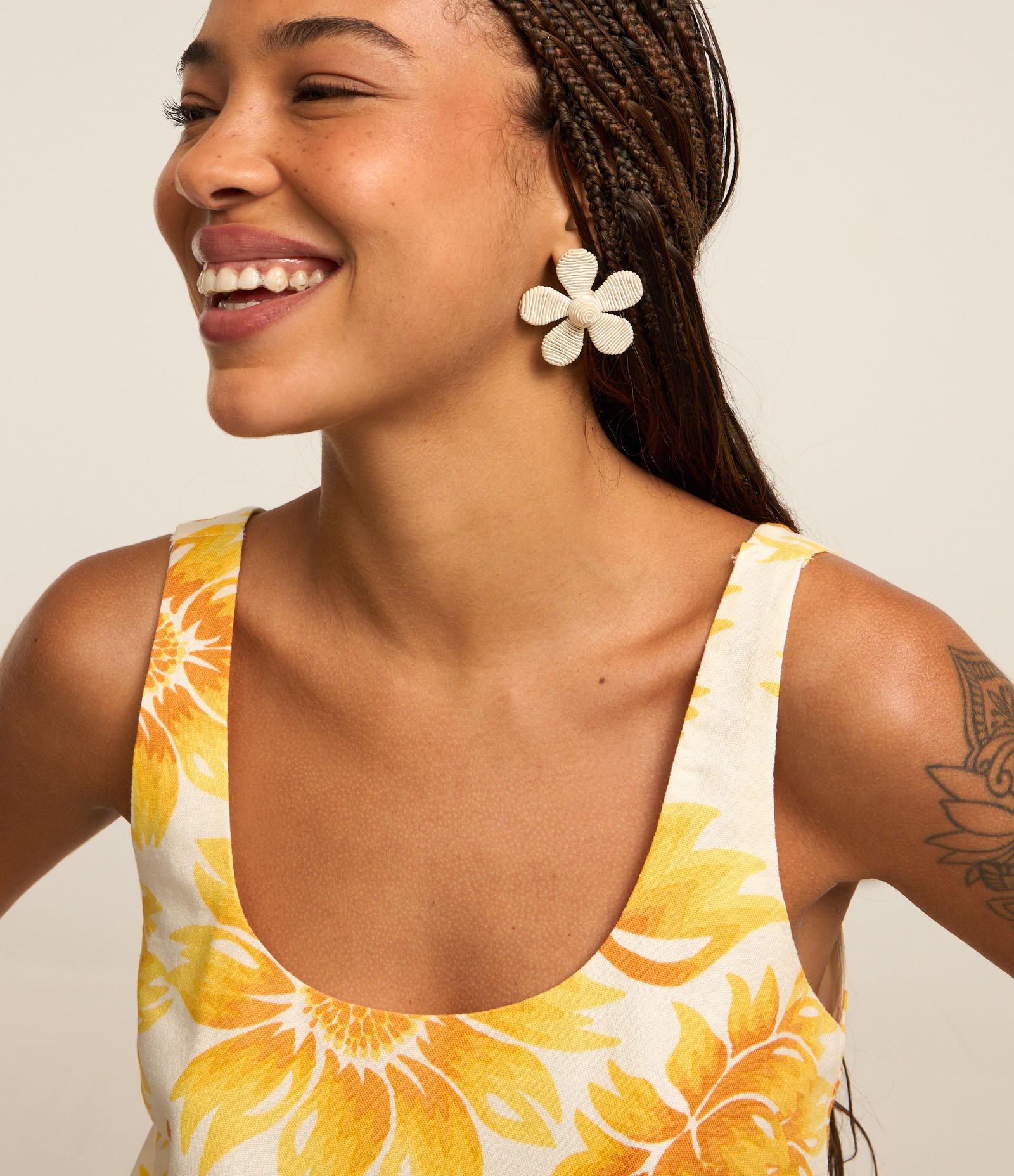 Blusa Sem Manga em Viscolinho com Flores Estampadas Amarelo 3