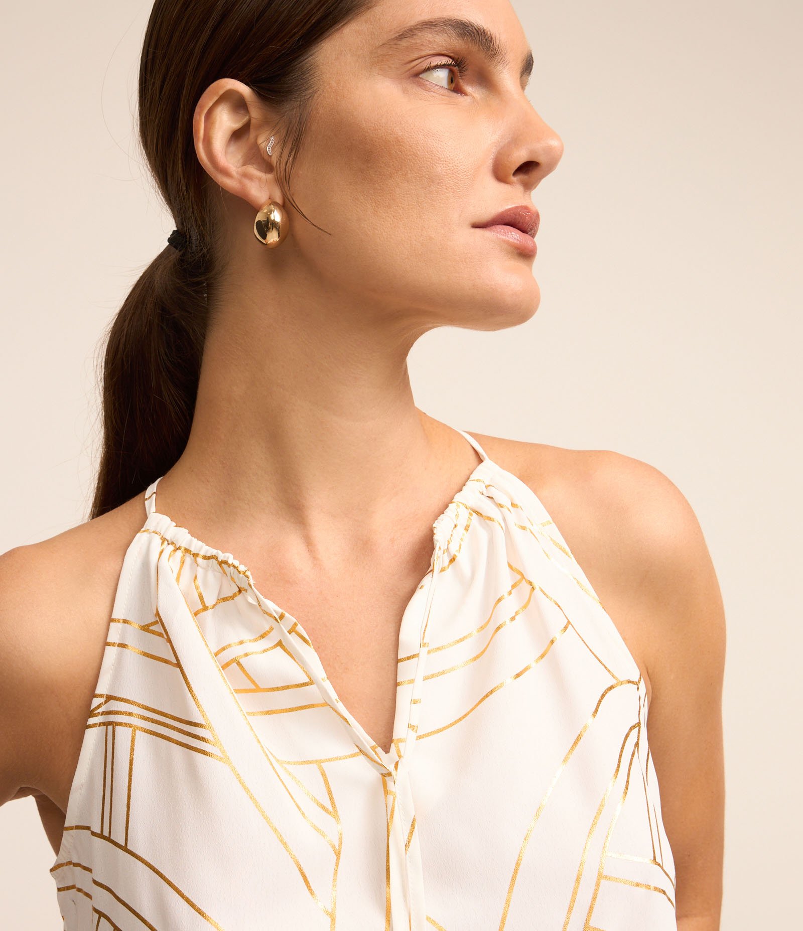 Blusa Sem Manga em Crepe com Estampa Metalizada Branco/Dourado 4