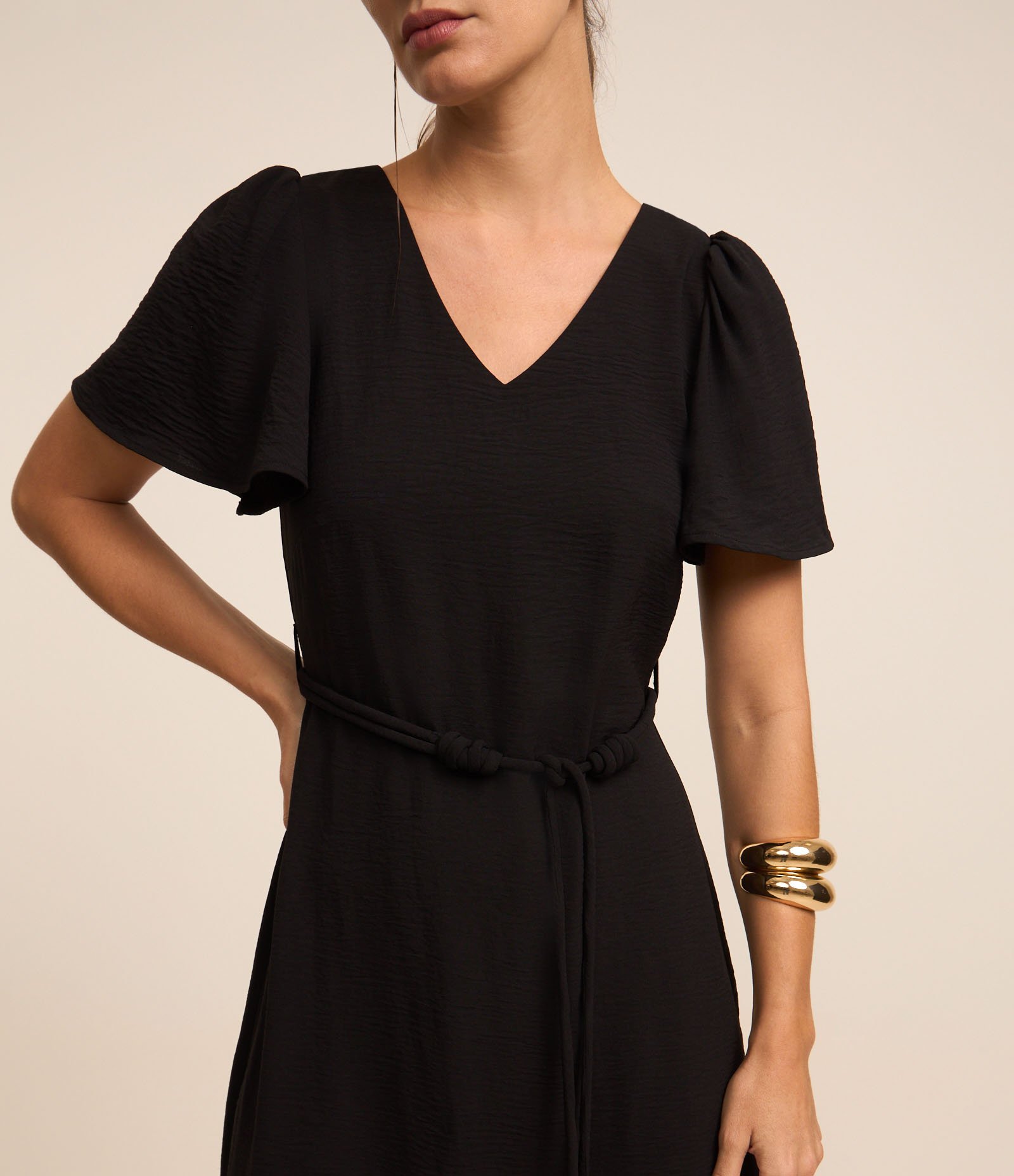 Vestido Evasê Midi com Efeito Airflow e Amarração Preto 3