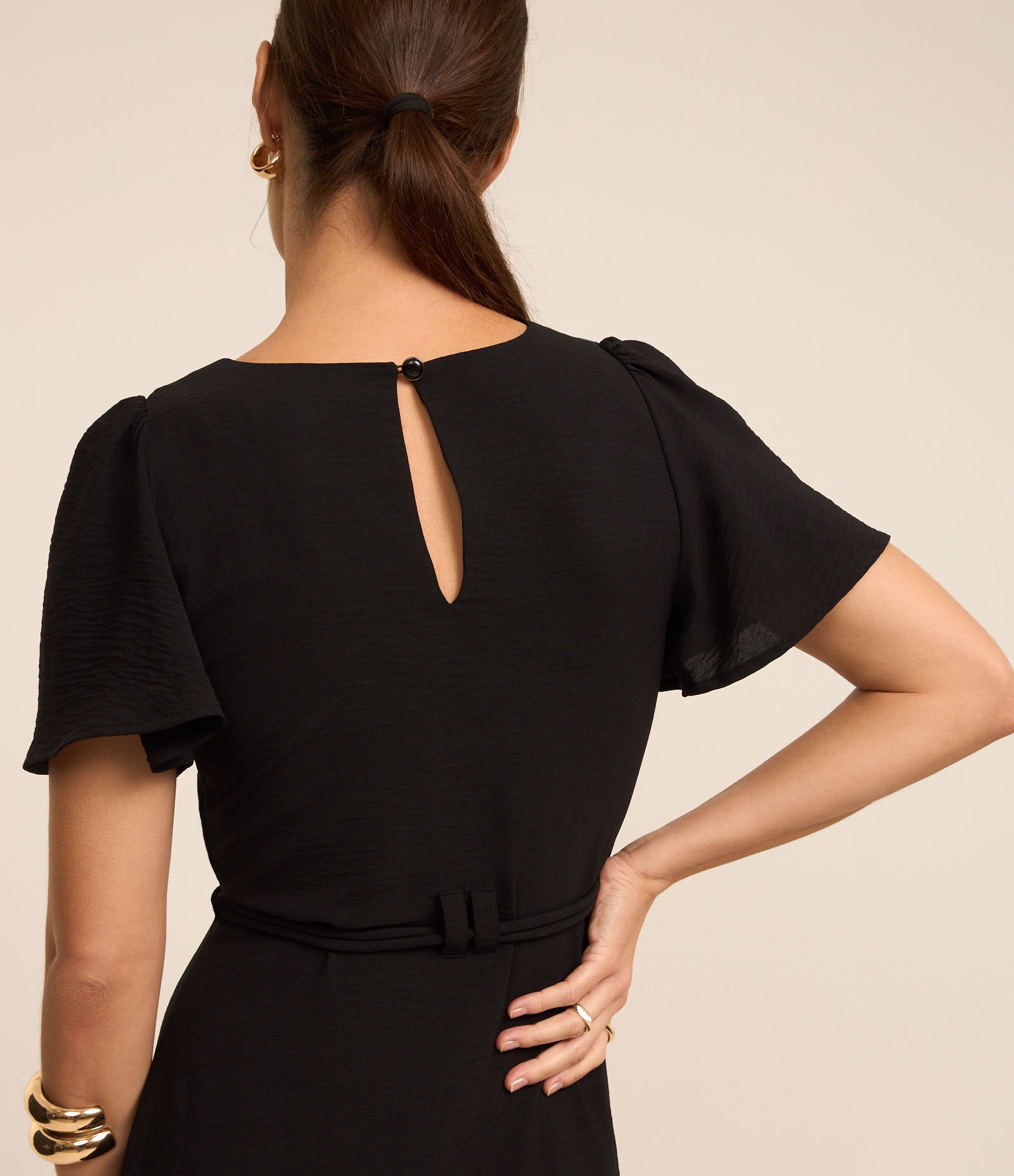 Vestido Evasê Midi com Efeito Airflow e Amarração Preto 4