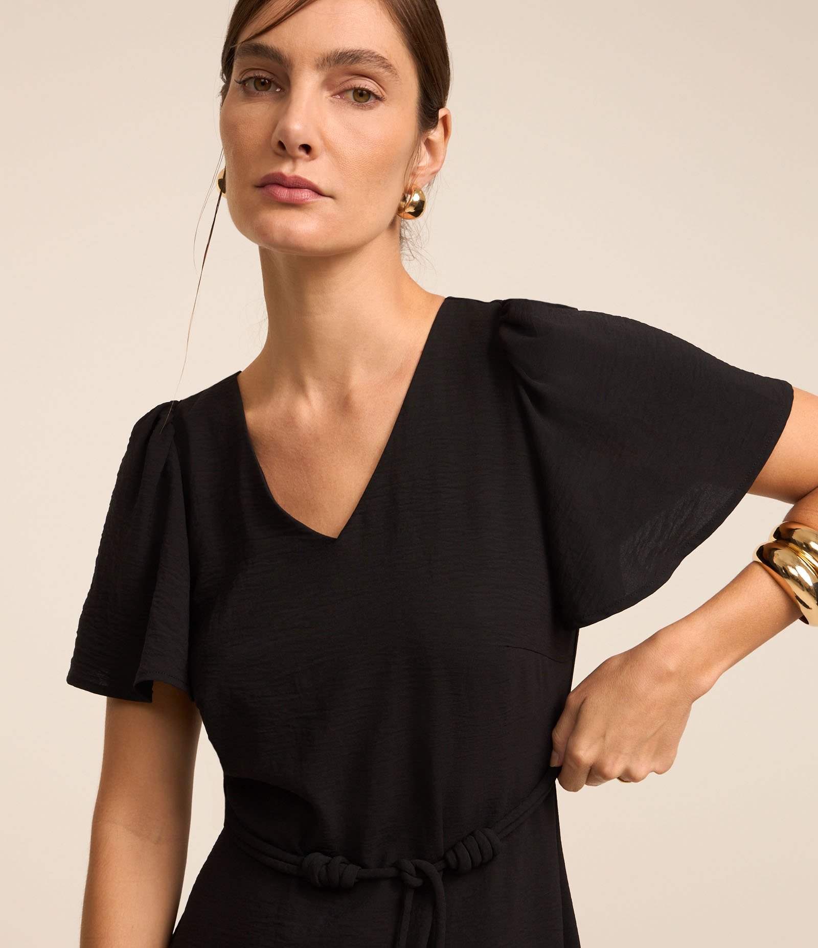 Vestido Evasê Midi com Efeito Airflow e Amarração Preto 5