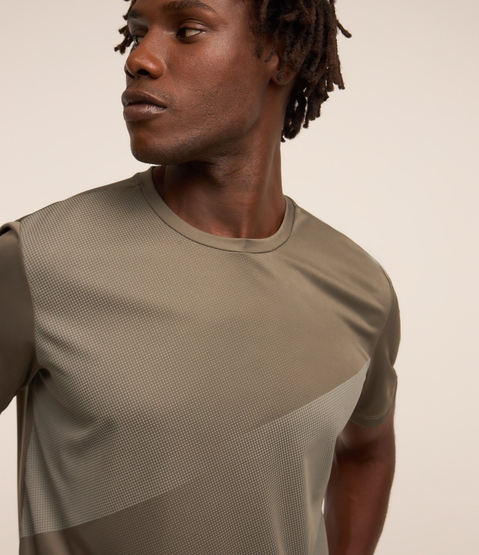 Camiseta Esportiva com Estampa Degrade Pontilhada Verde Escuro 3