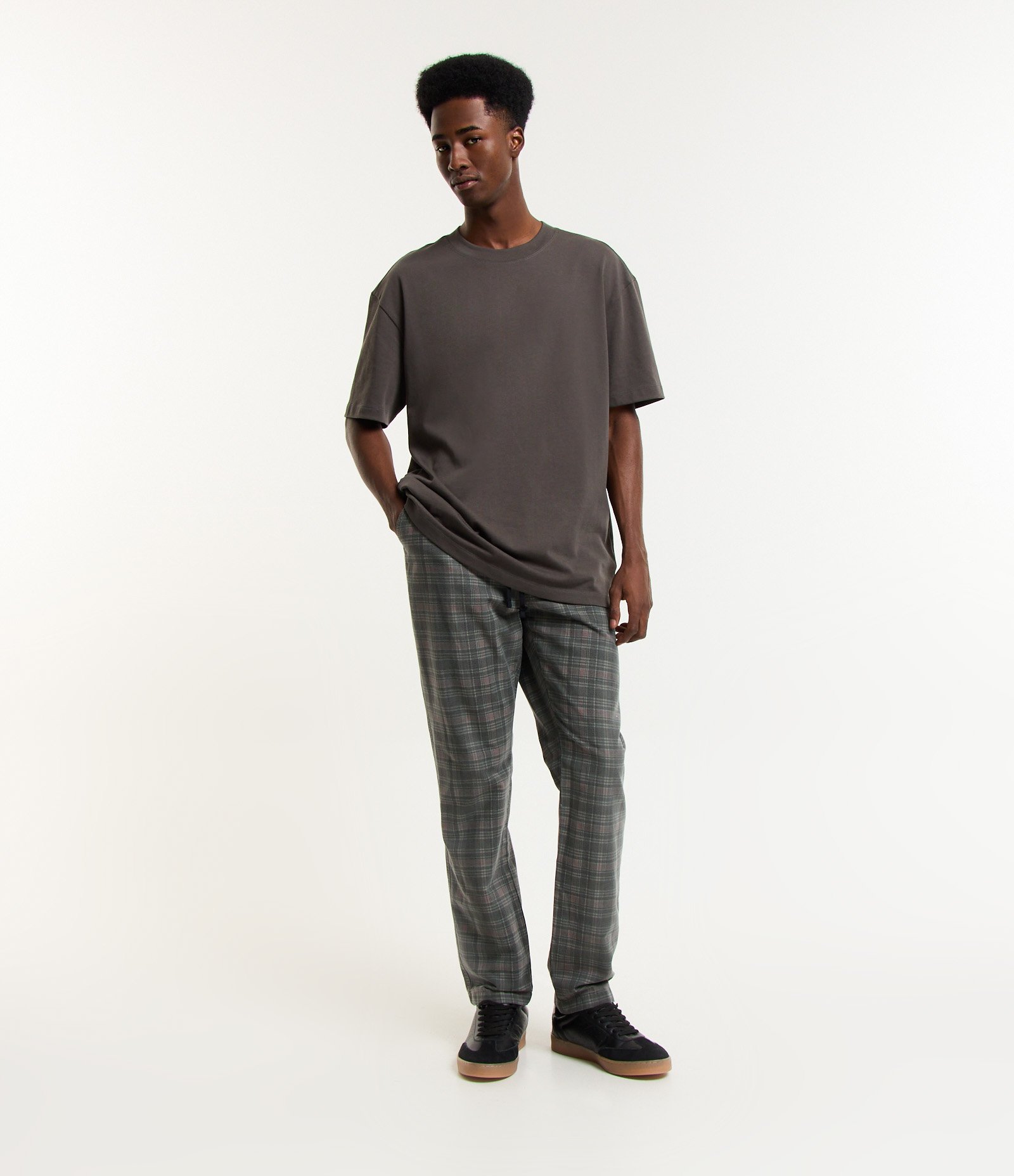 Calça Cargo em Sarja com Estampa Xadrez e Amarração na Cintura Cinza 1