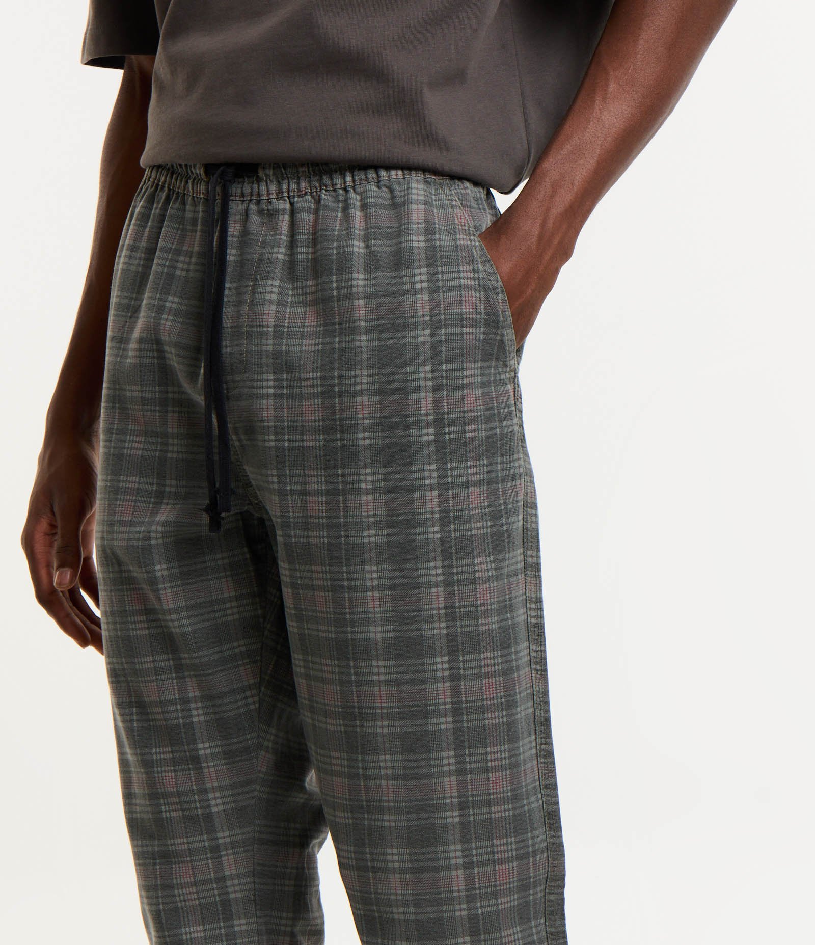 Calça Cargo em Sarja com Estampa Xadrez e Amarração na Cintura Cinza 4