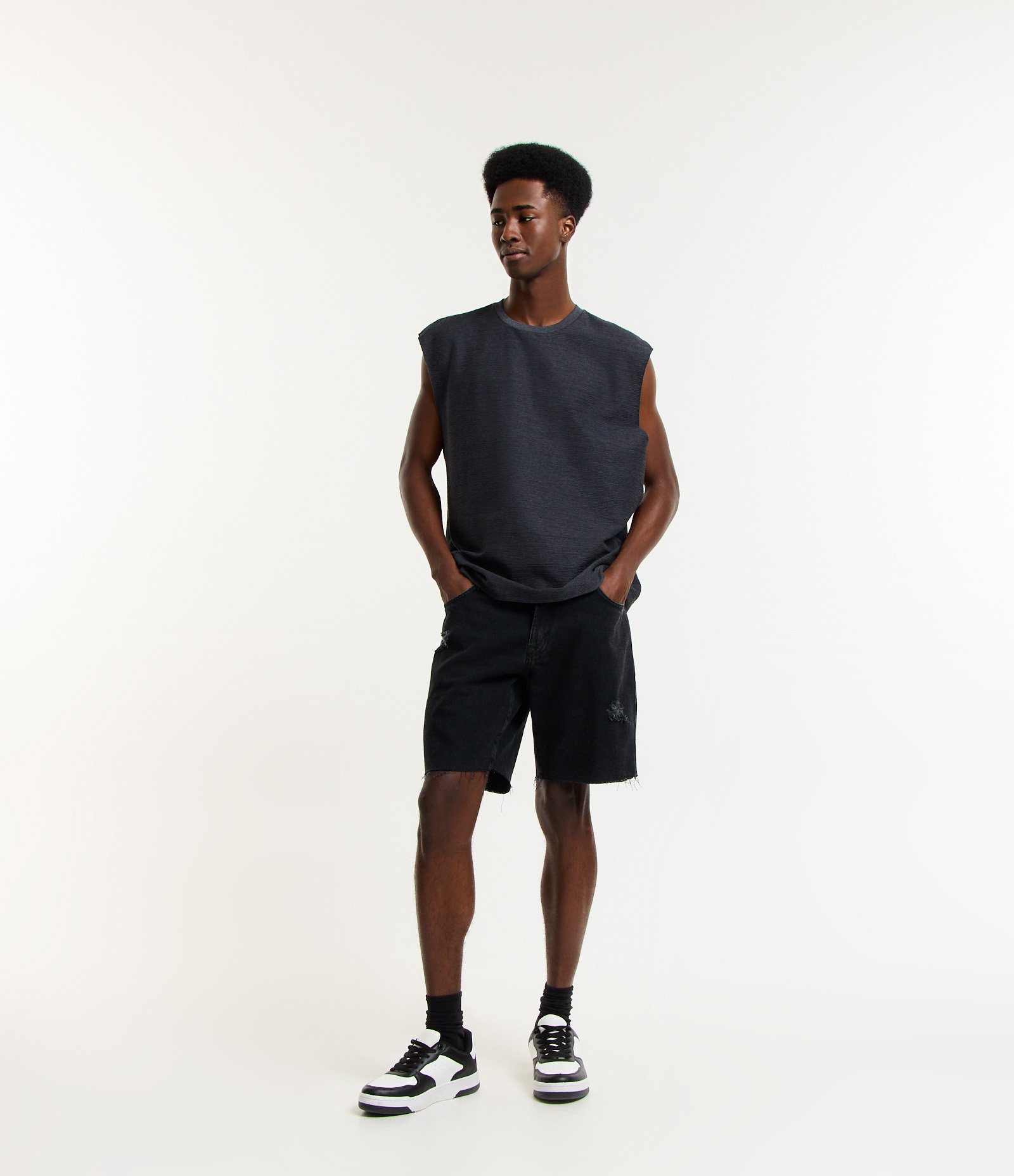 Bermuda Slim Jeans com Puídos e Barra a Fio Preto 1