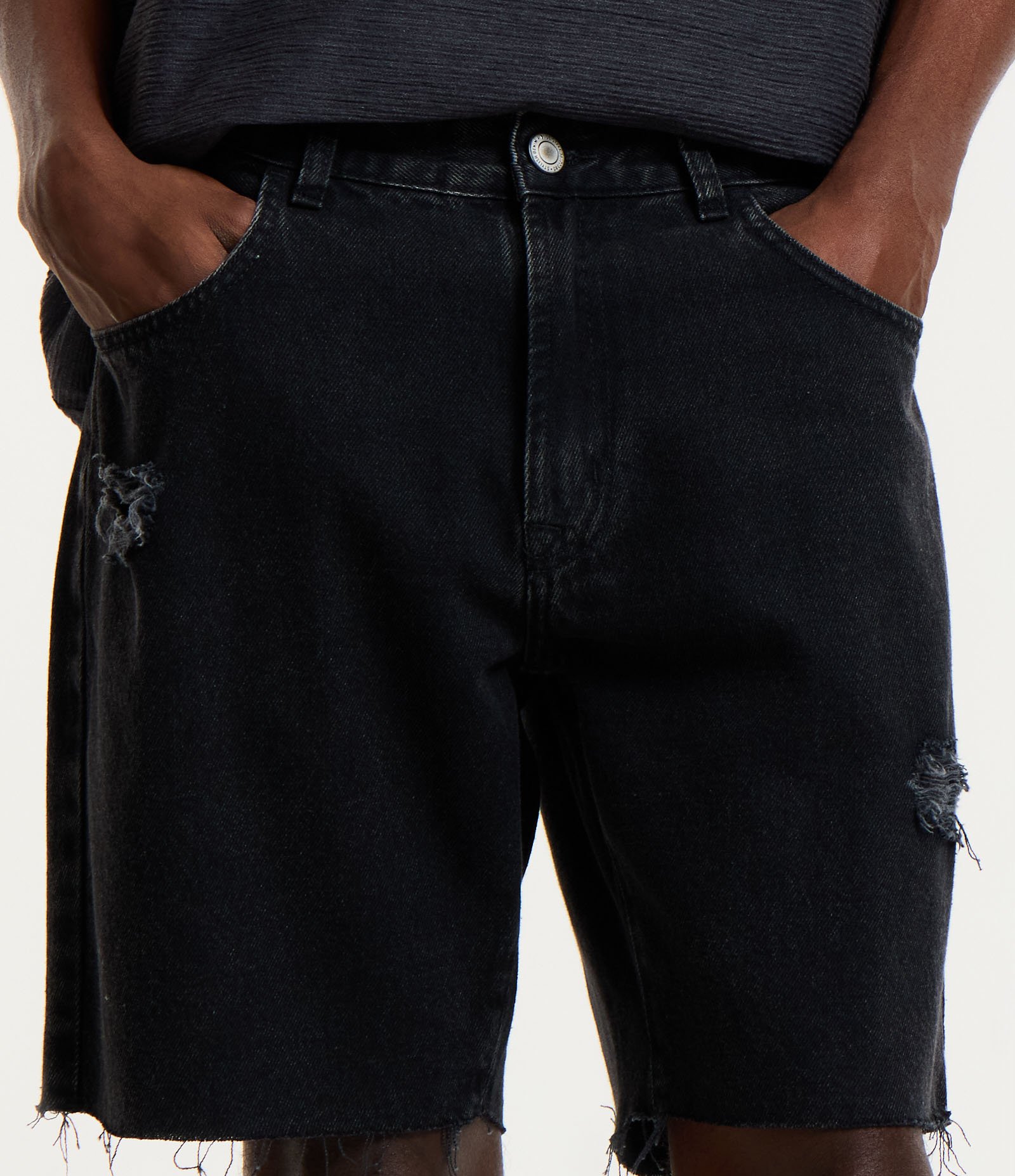 Bermuda Slim Jeans com Puídos e Barra a Fio Preto 2