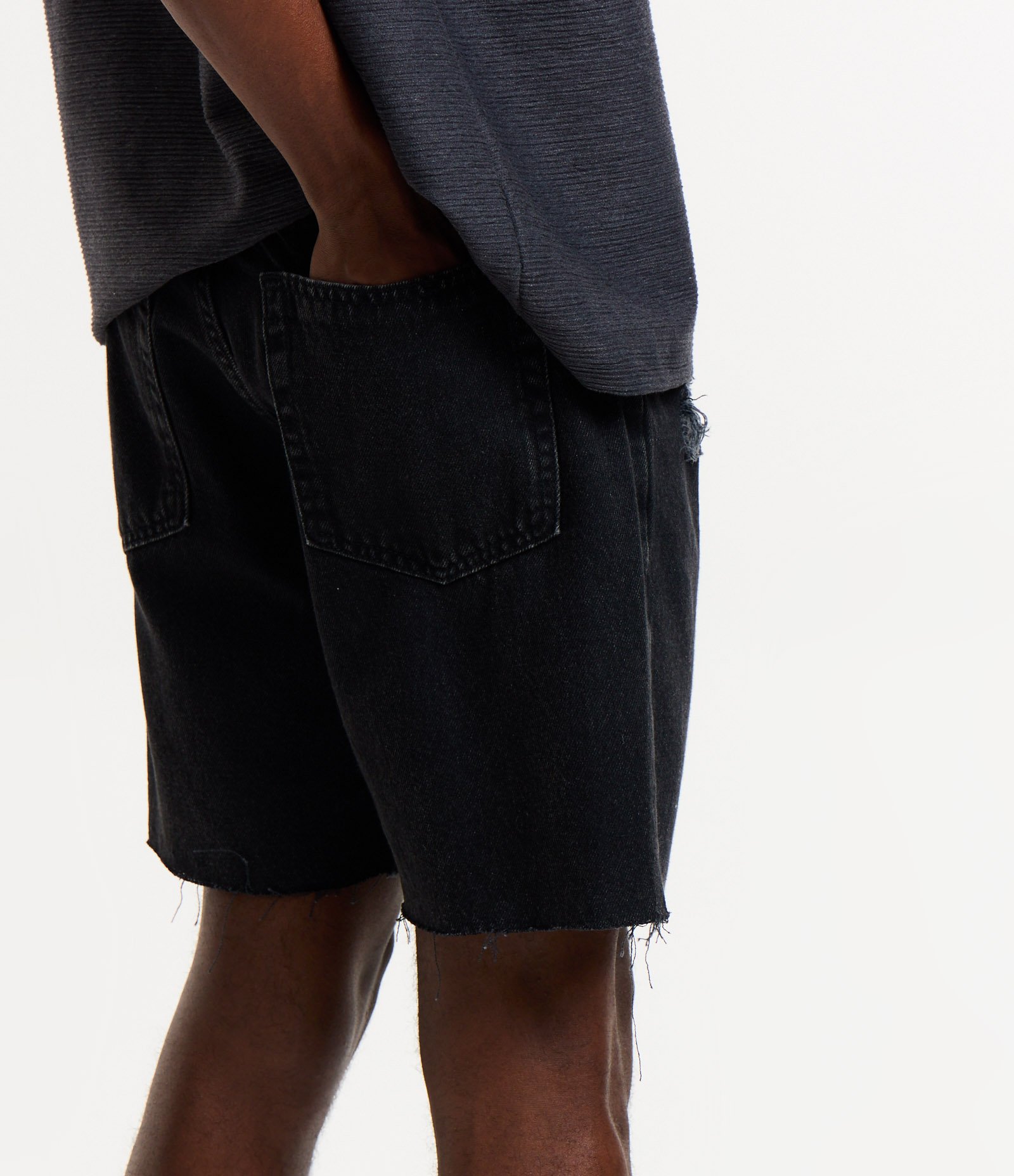 Bermuda Slim Jeans com Puídos e Barra a Fio Preto 3