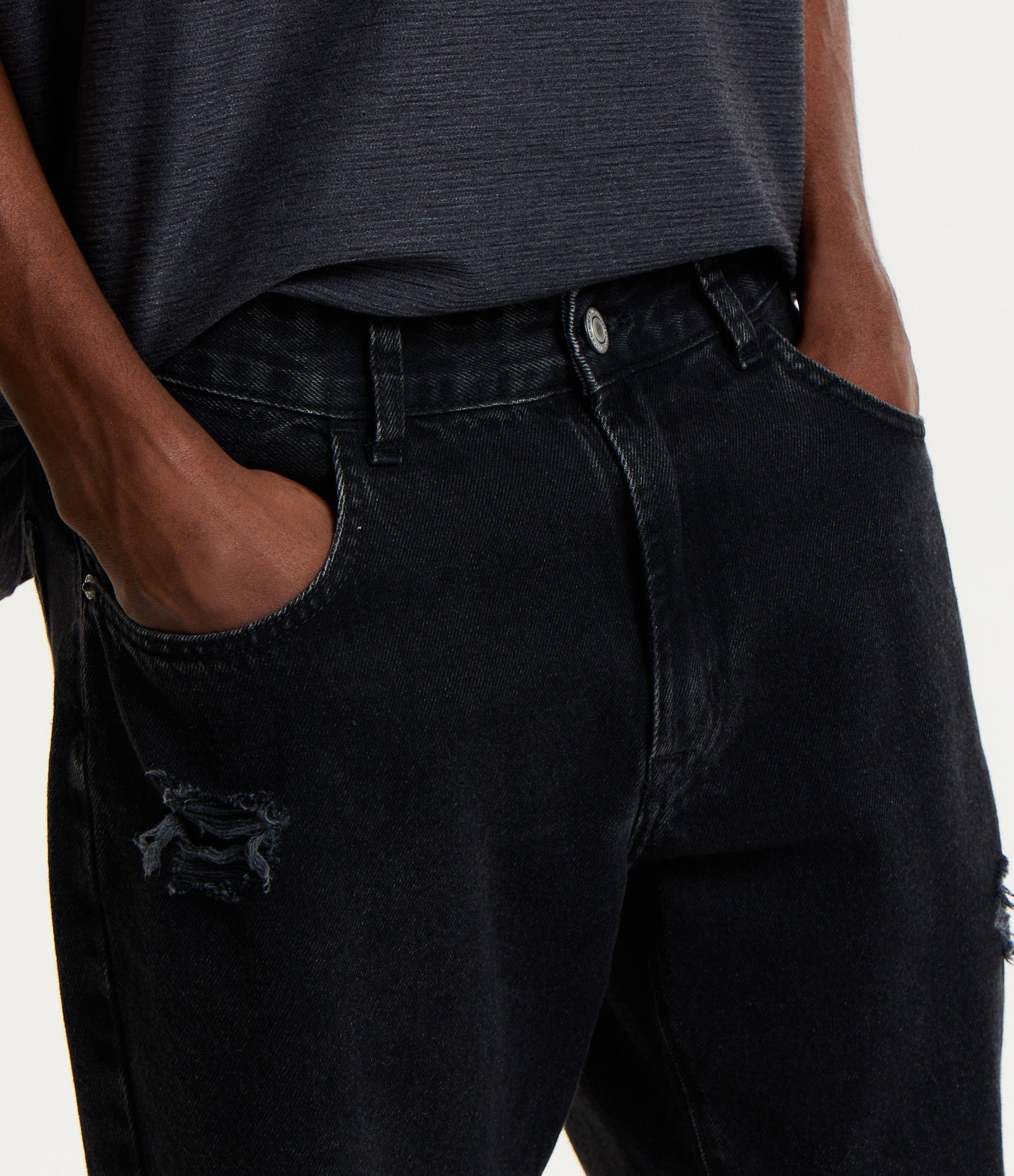 Bermuda Slim Jeans com Puídos e Barra a Fio Preto 4