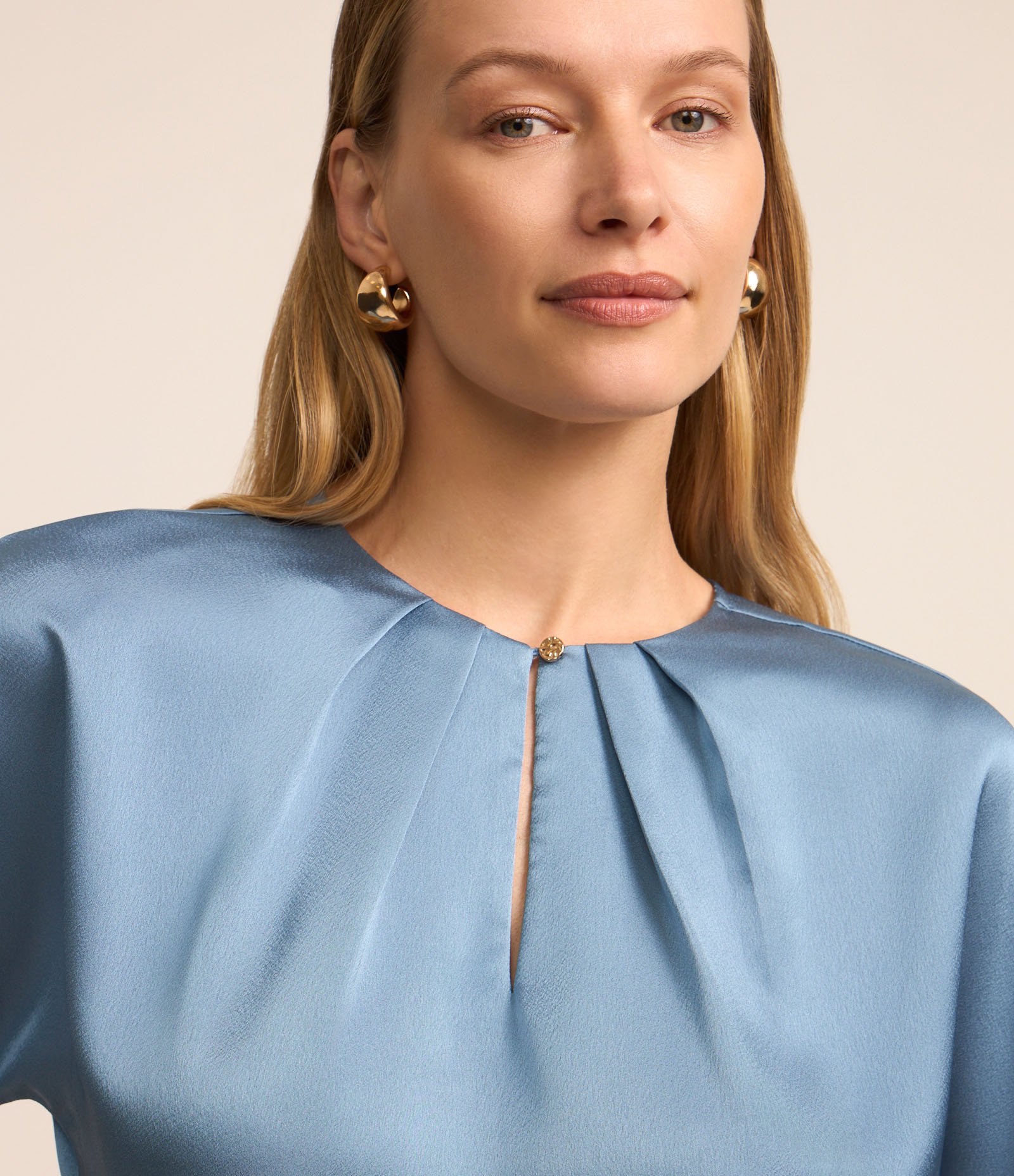 Blusa em Tecido Acetinado com Pregas na Gola Azul Perolado 1