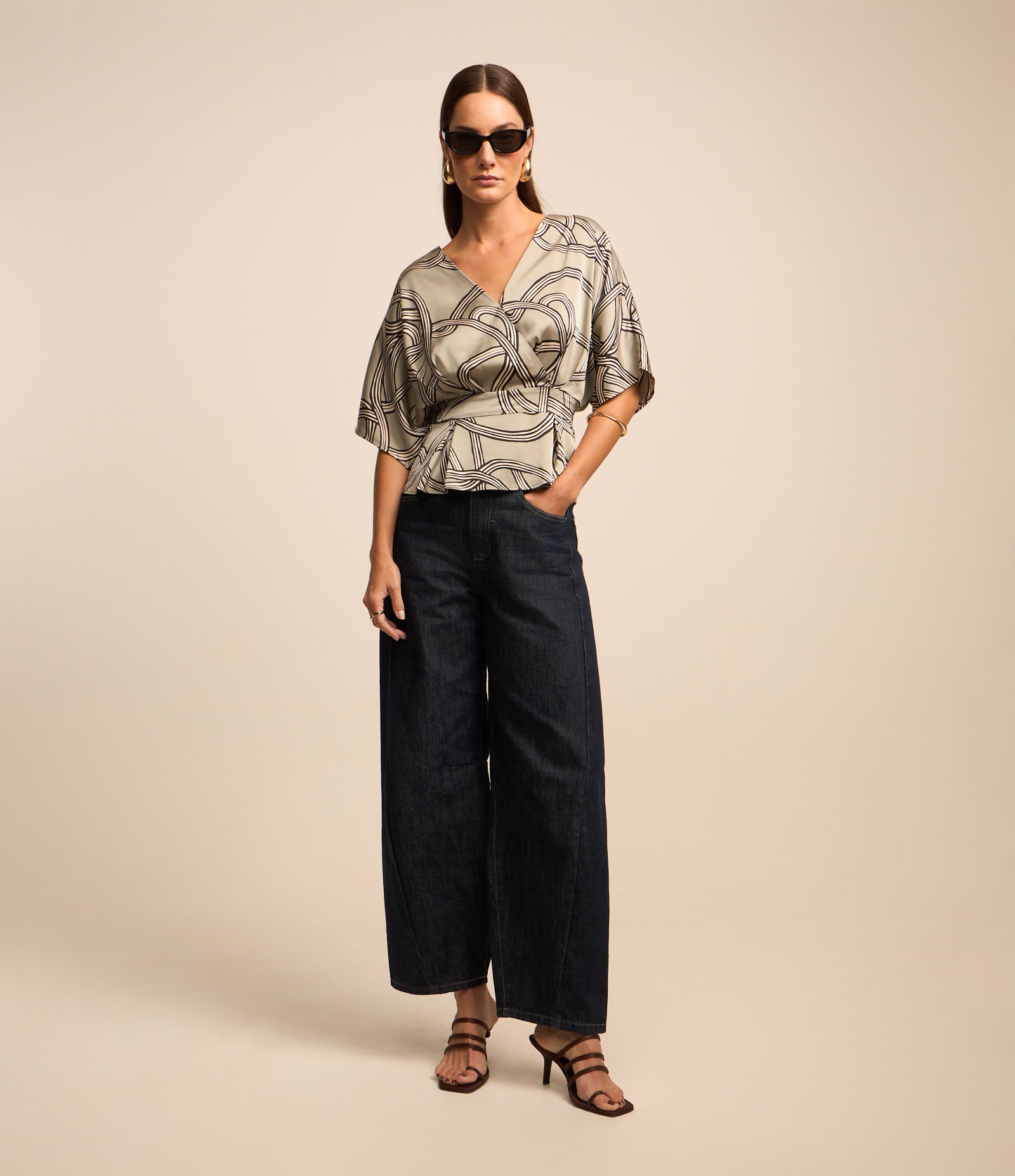 Blusa em Tecido Acetinado com Transpasse Frontal e Estampa Abstrata Cinza 2