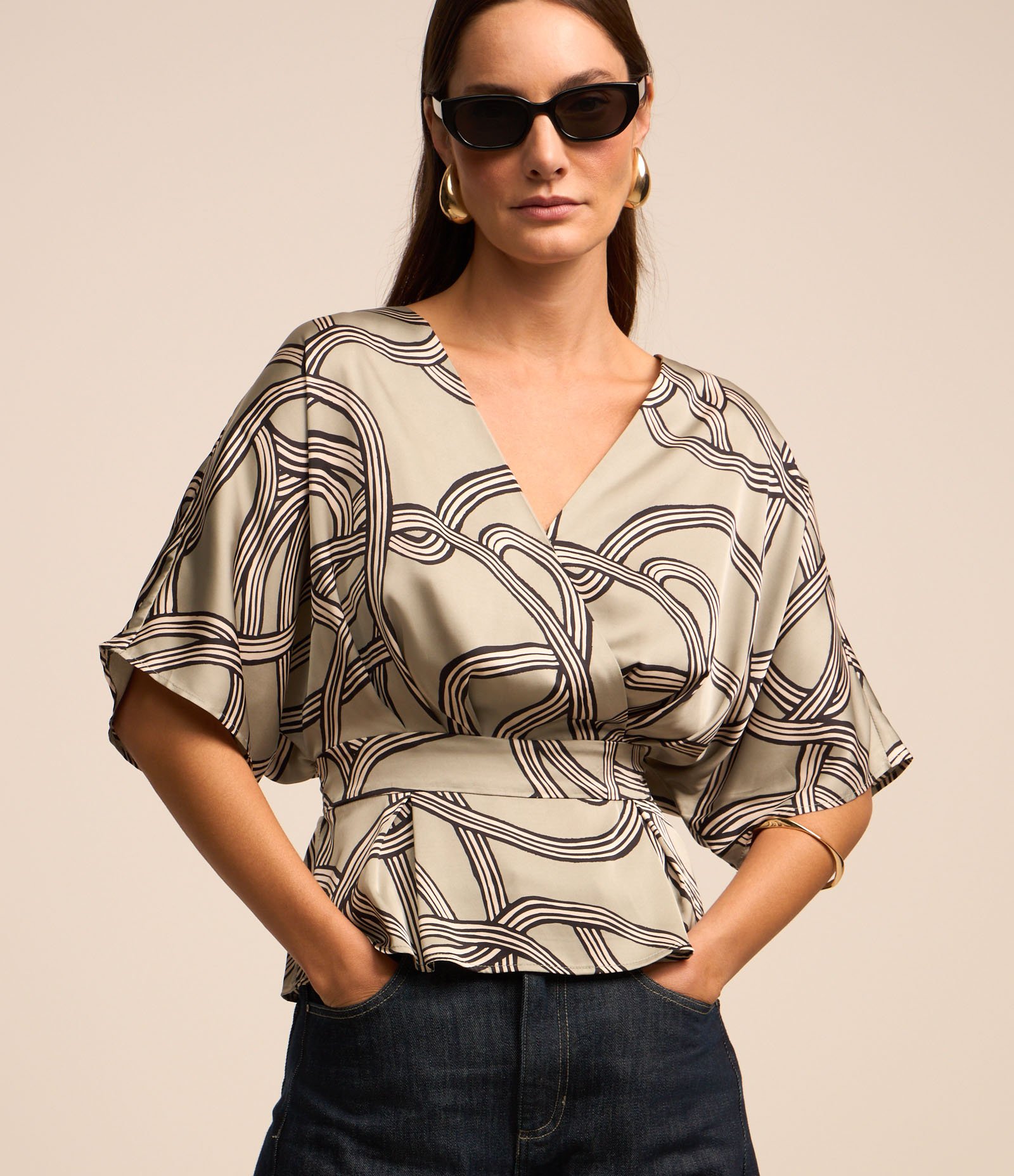 Blusa em Tecido Acetinado com Transpasse Frontal e Estampa Abstrata Cinza 3