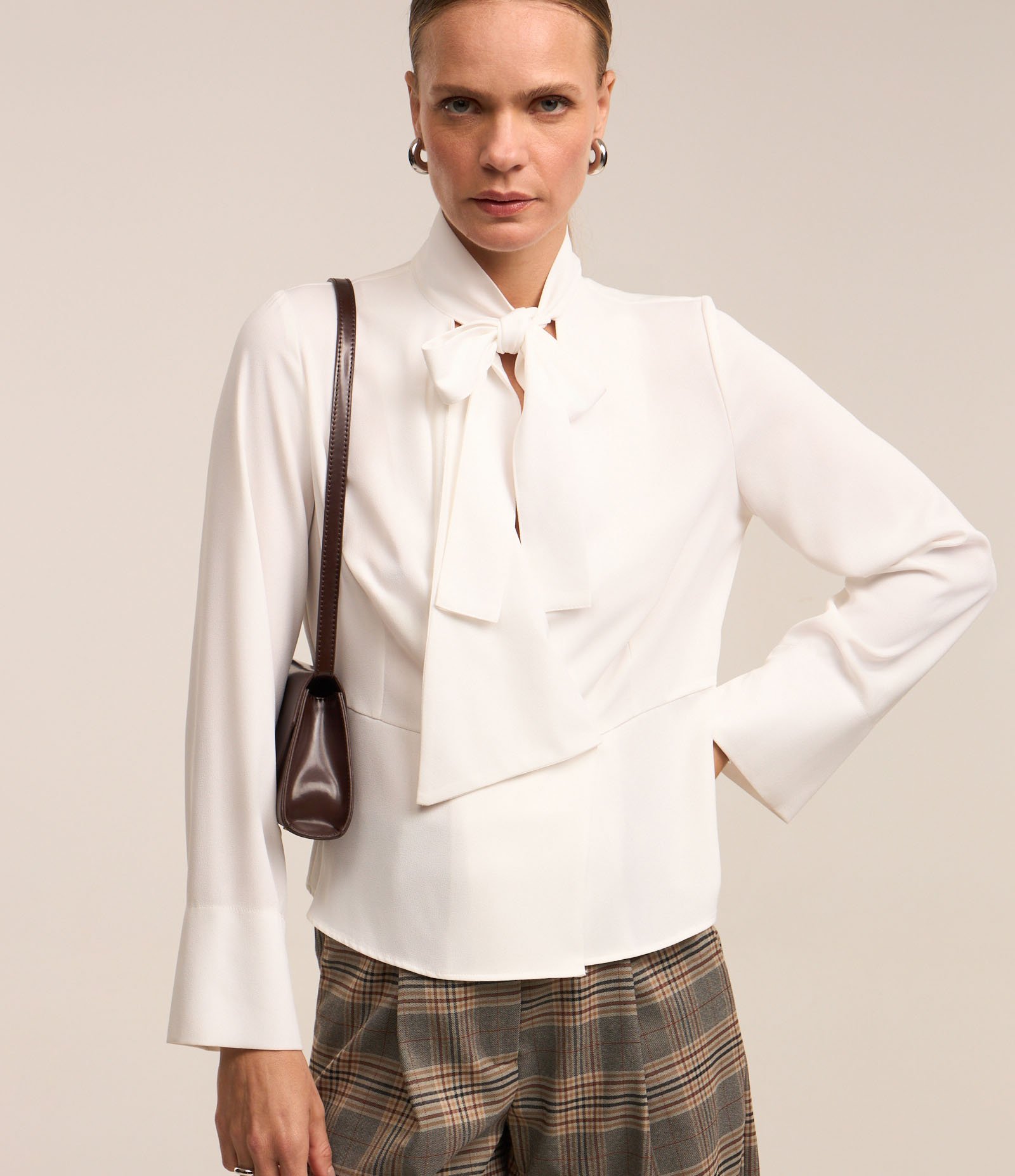 Blusa em Crepe com Gola Laço e Lapela Assimétrica Branco Neve 1