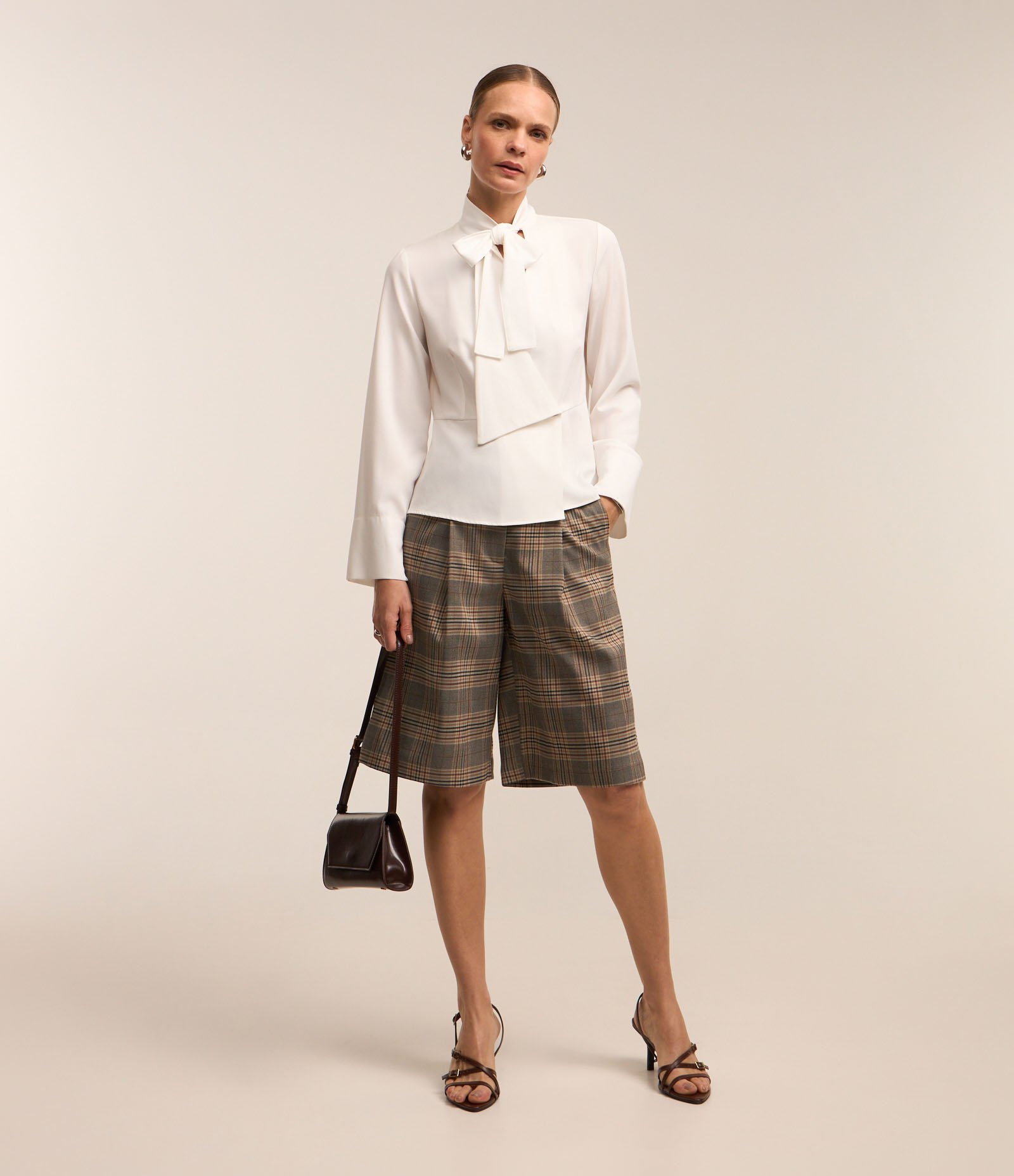 Blusa em Crepe com Gola Laço e Lapela Assimétrica Branco Neve 2