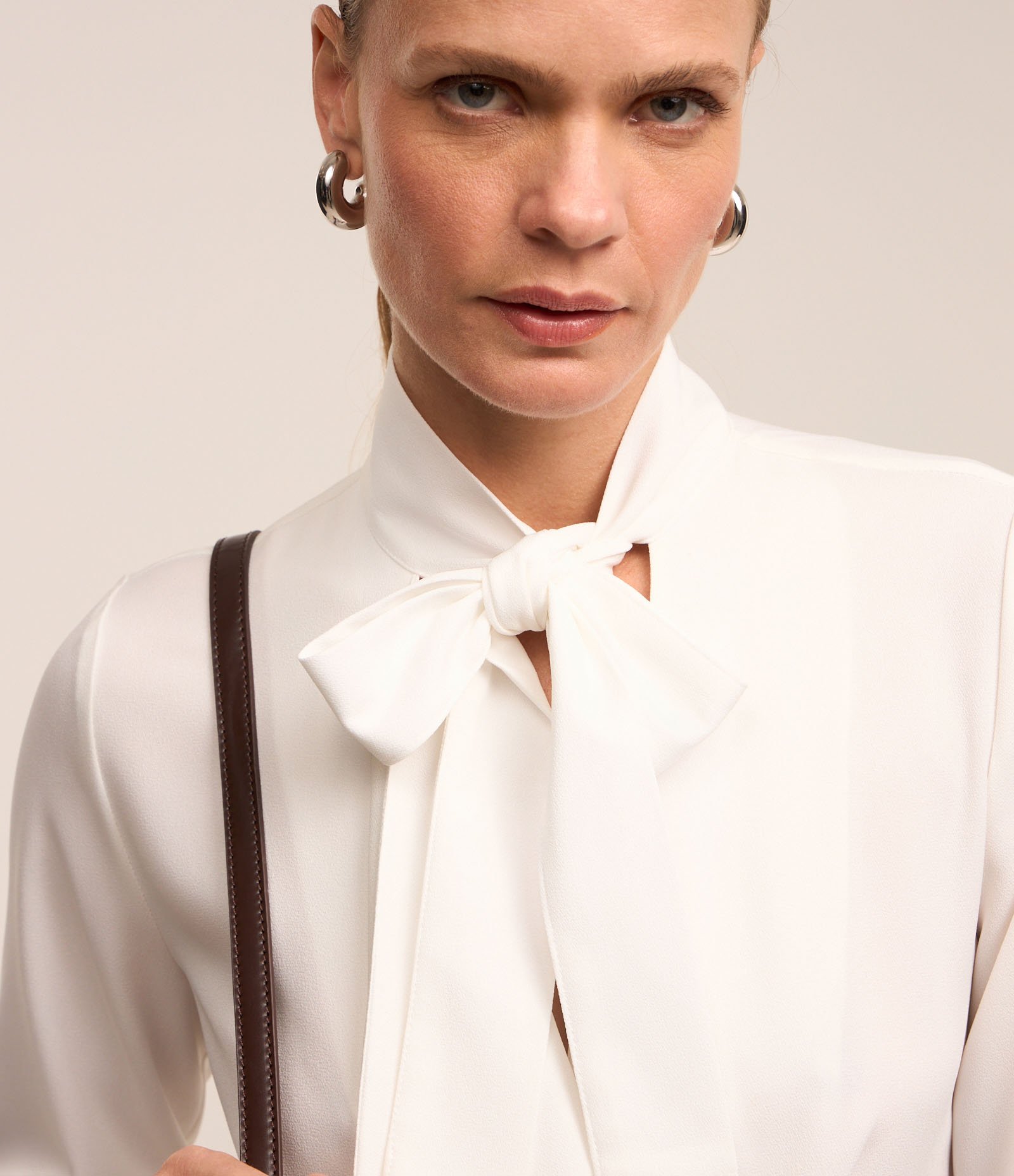 Blusa em Crepe com Gola Laço e Lapela Assimétrica Branco Neve 3