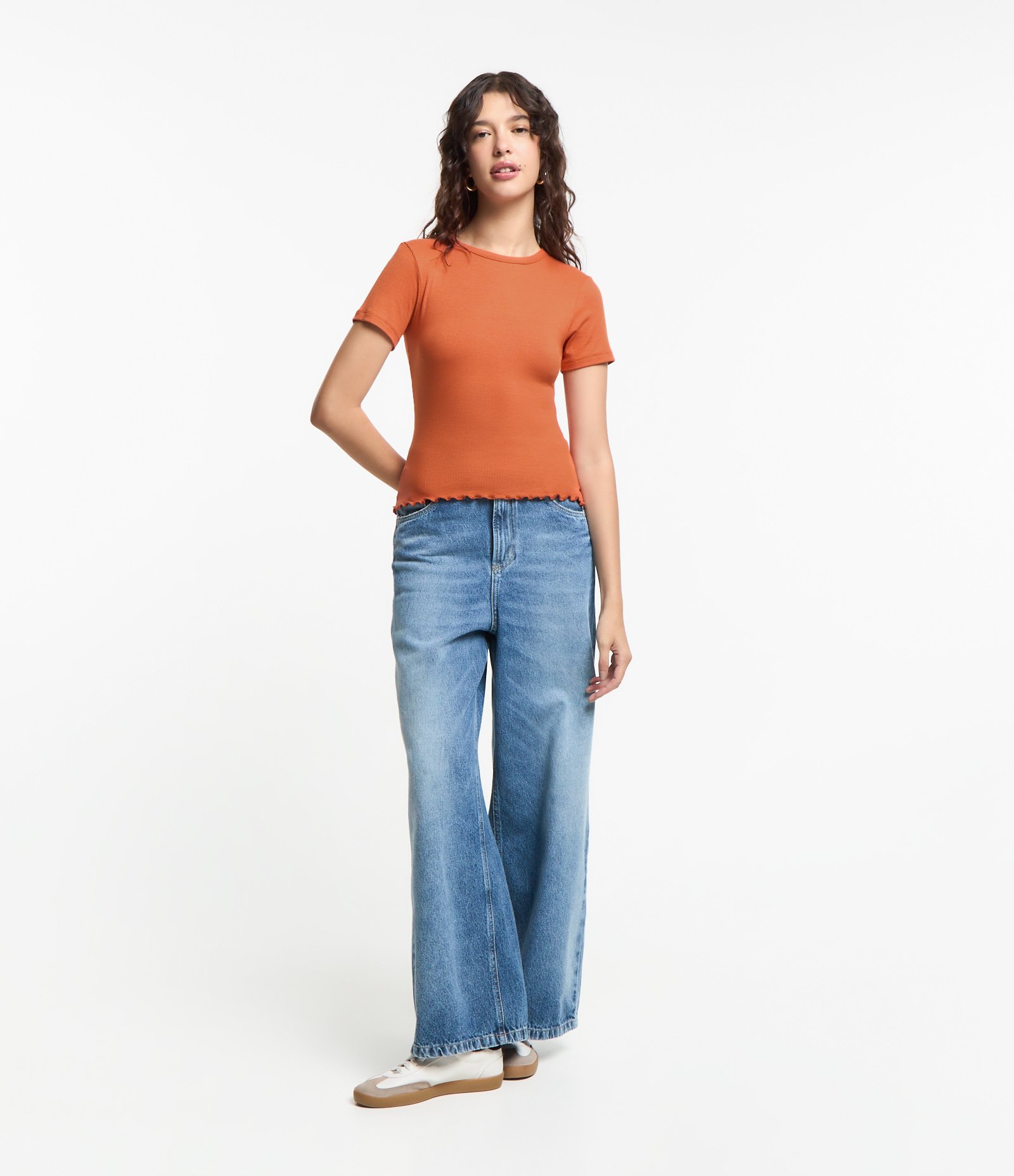 Blusa Em Viscose Texturizada E Frufru Na Barra Laranja