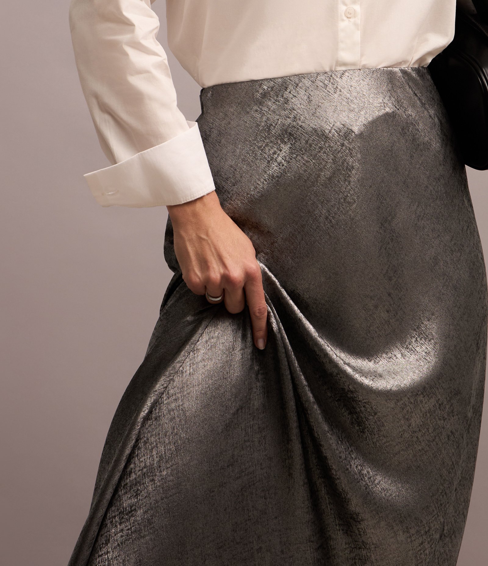 Saia New Midi em Cetim Metalizado e Efeito Manchado Prata 2