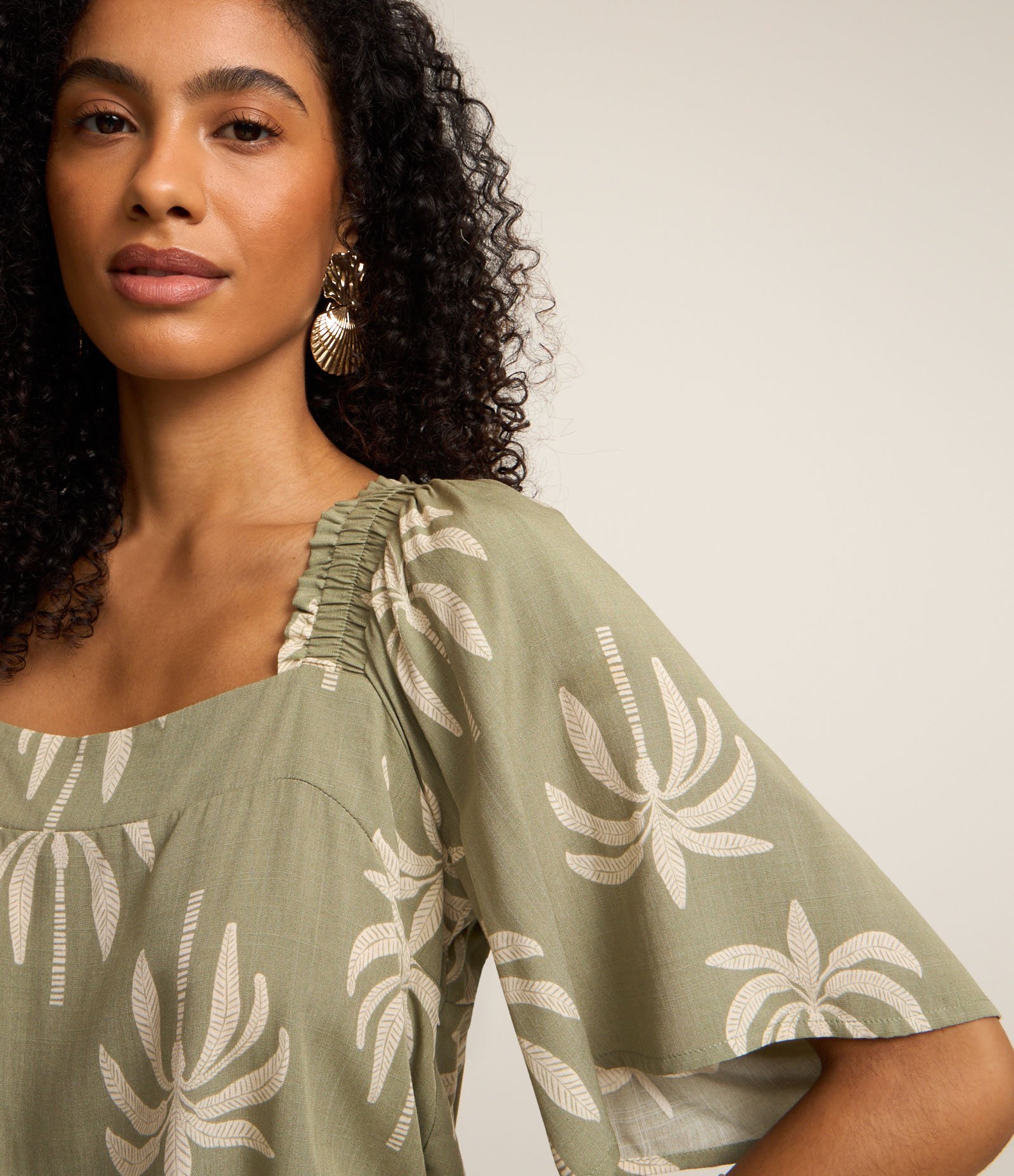 Blusa em Viscose com Manga Godê e Coqueiros Estampados Verde 1