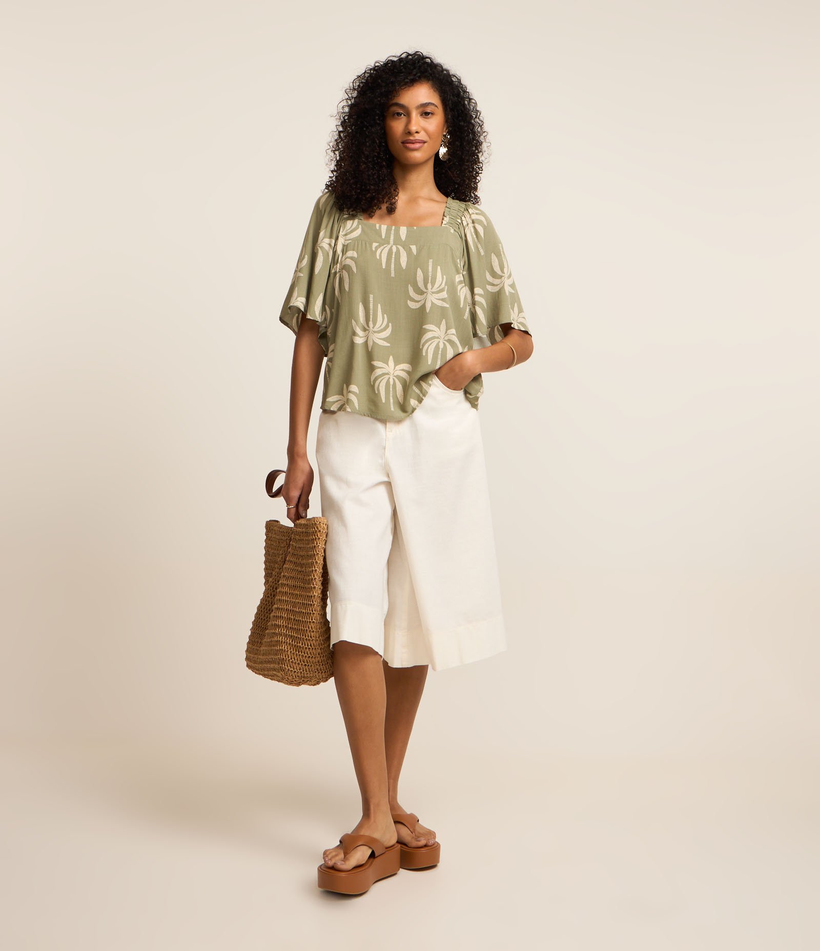 Blusa em Viscose com Manga Godê e Coqueiros Estampados Verde 3