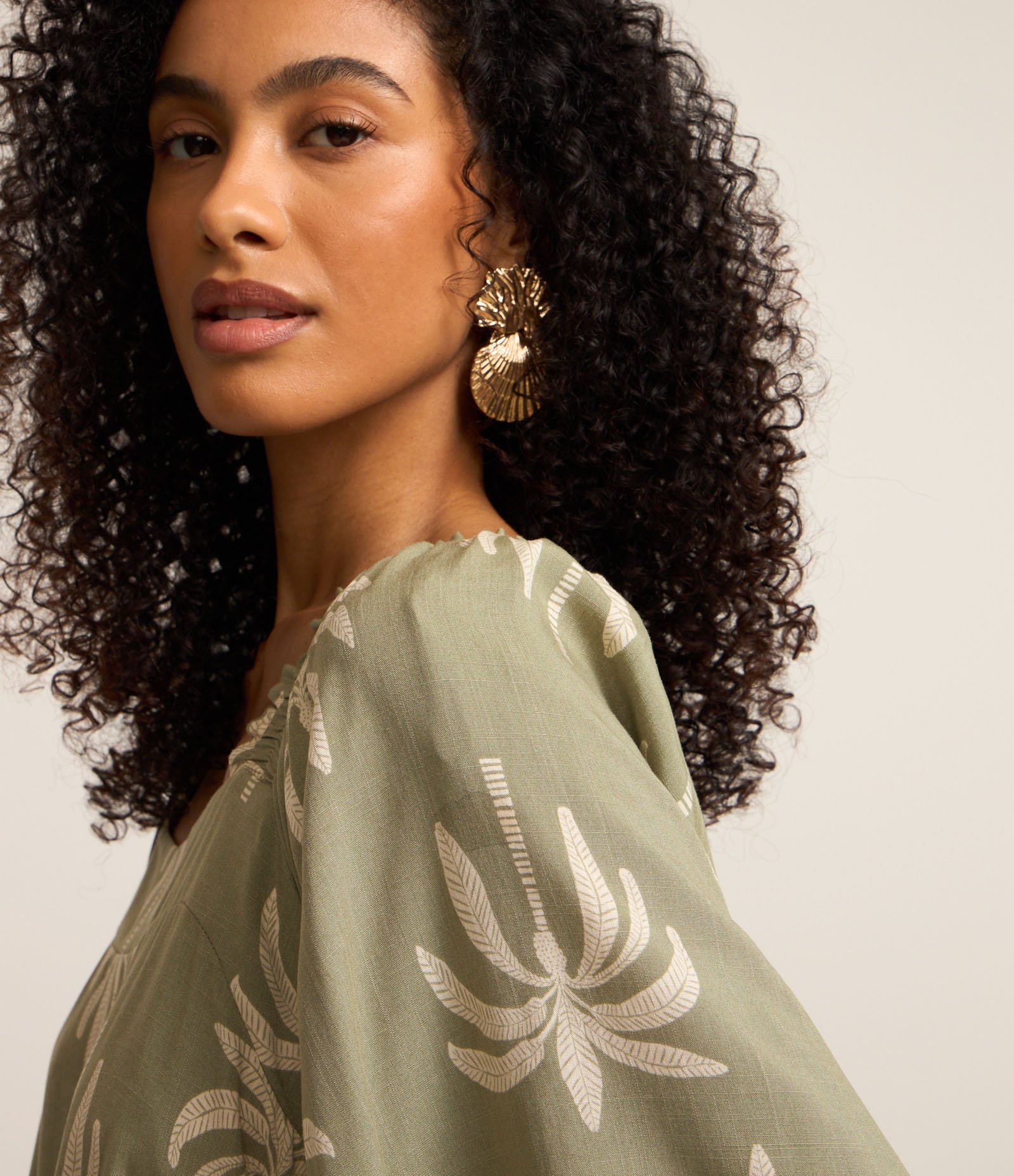 Blusa em Viscose com Manga Godê e Coqueiros Estampados Verde 5