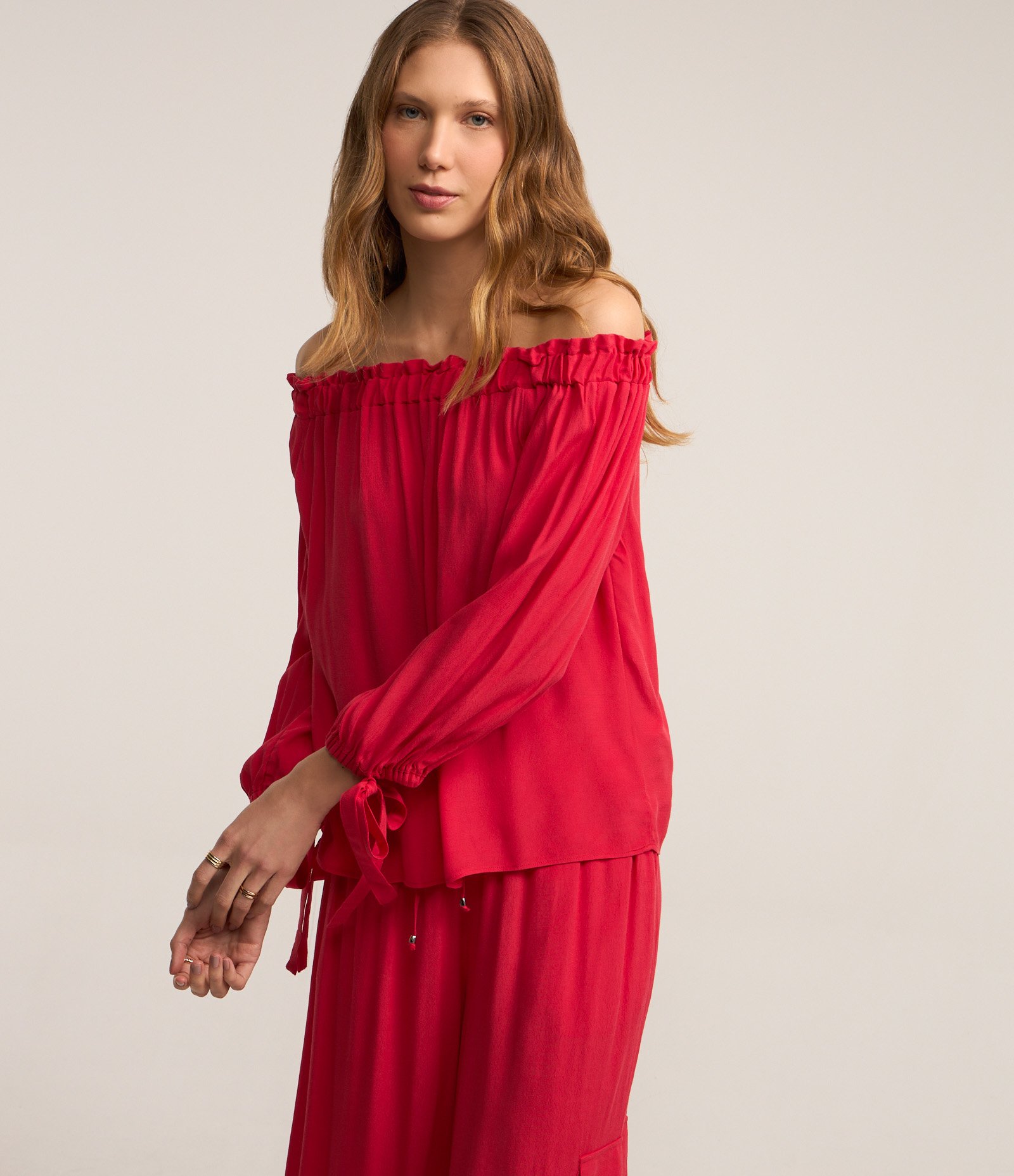 Blusa Ombro a Ombro em Viscose com Amarração no Punho Vermelho Rosado 1