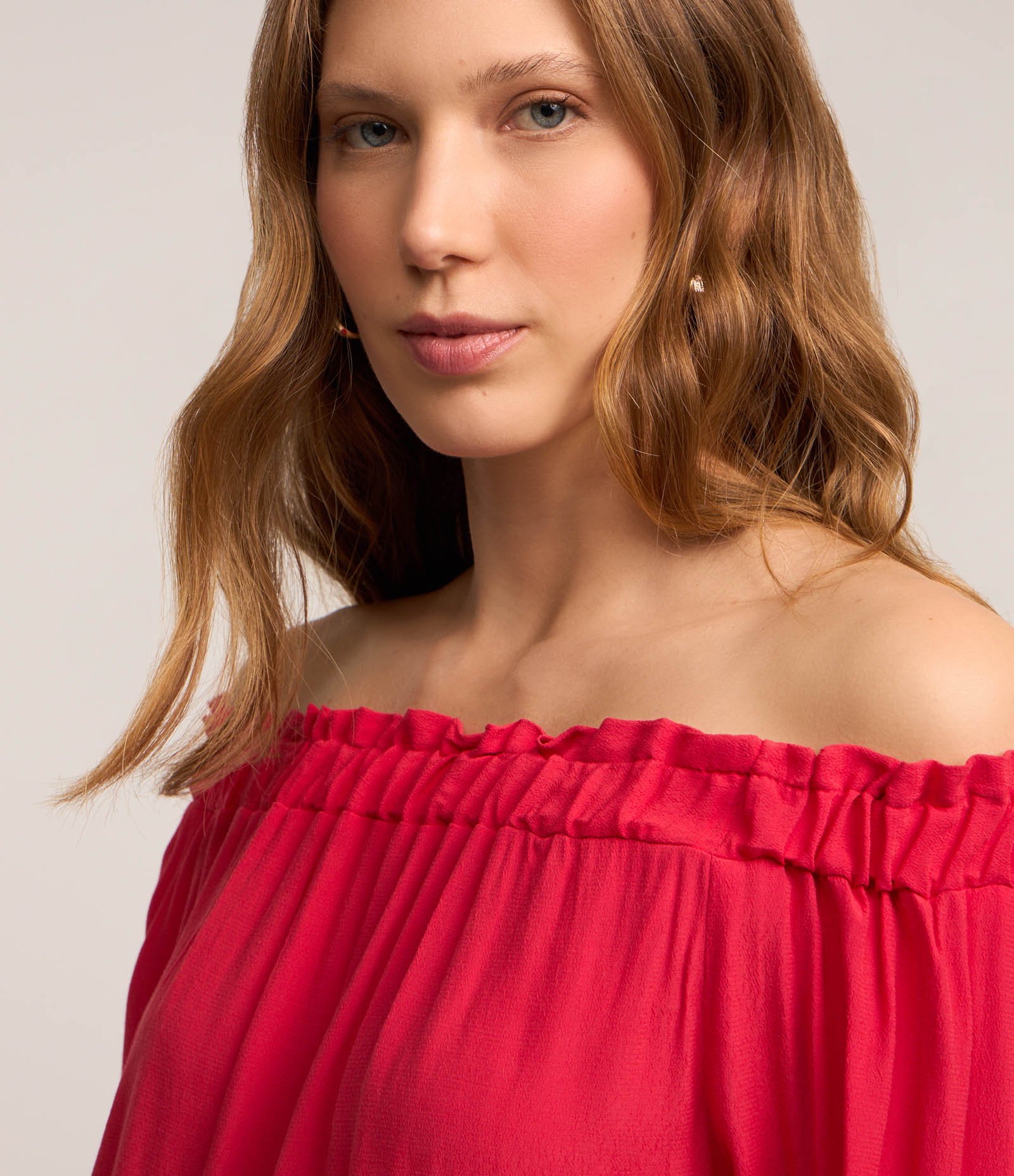 Blusa Ombro a Ombro em Viscose com Amarração no Punho Vermelho Rosado 4