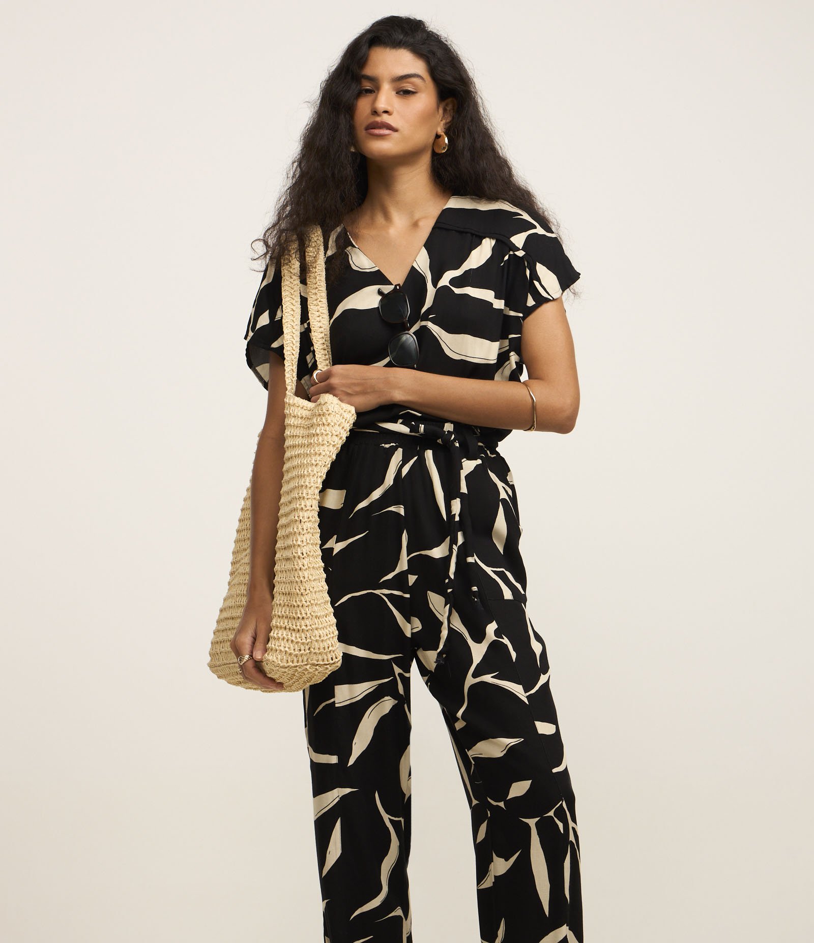 Calça Reta em Viscose com Amarração e Estampa Floral Preto 2