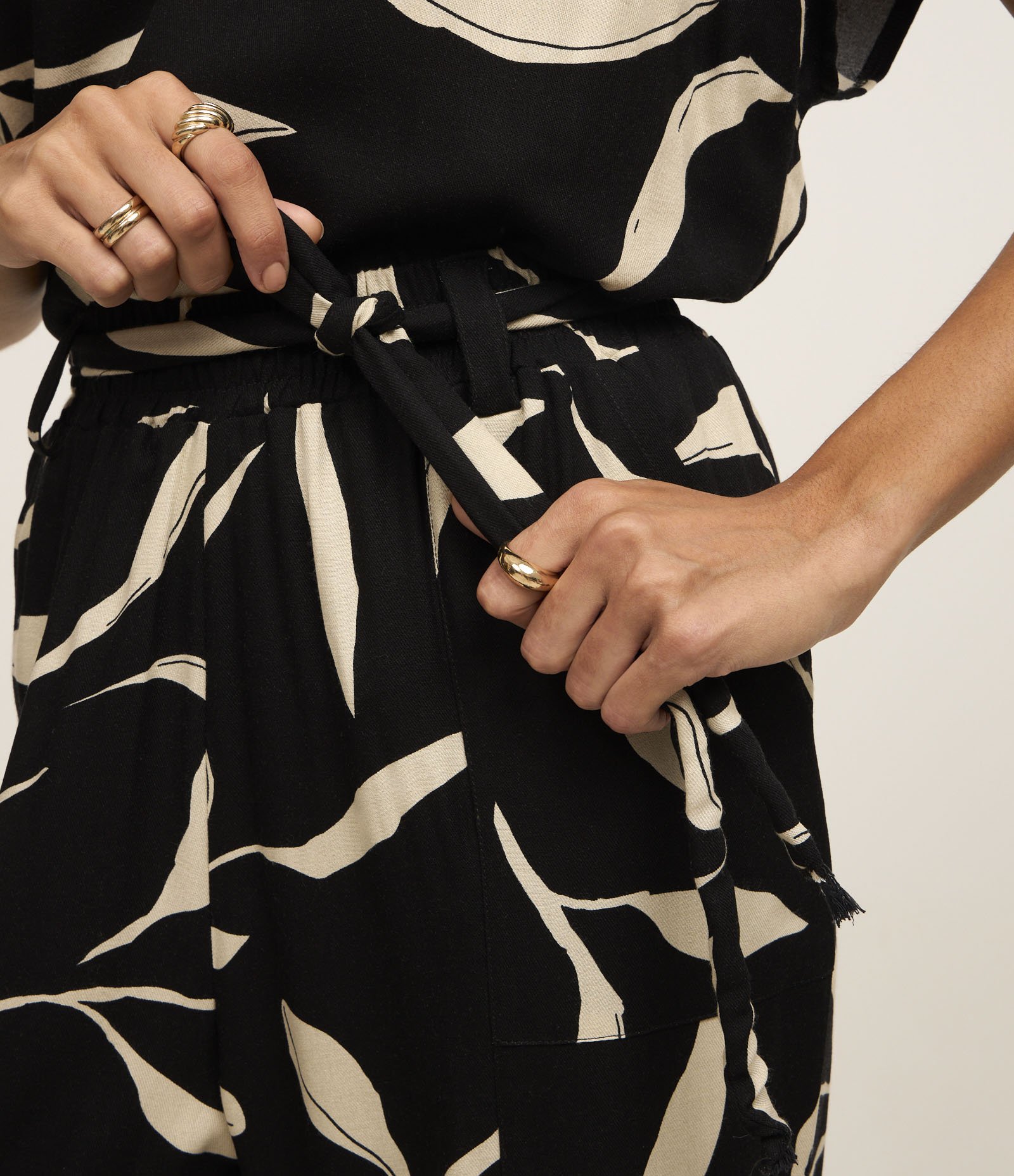 Calça Reta em Viscose com Amarração e Estampa Floral Preto 4