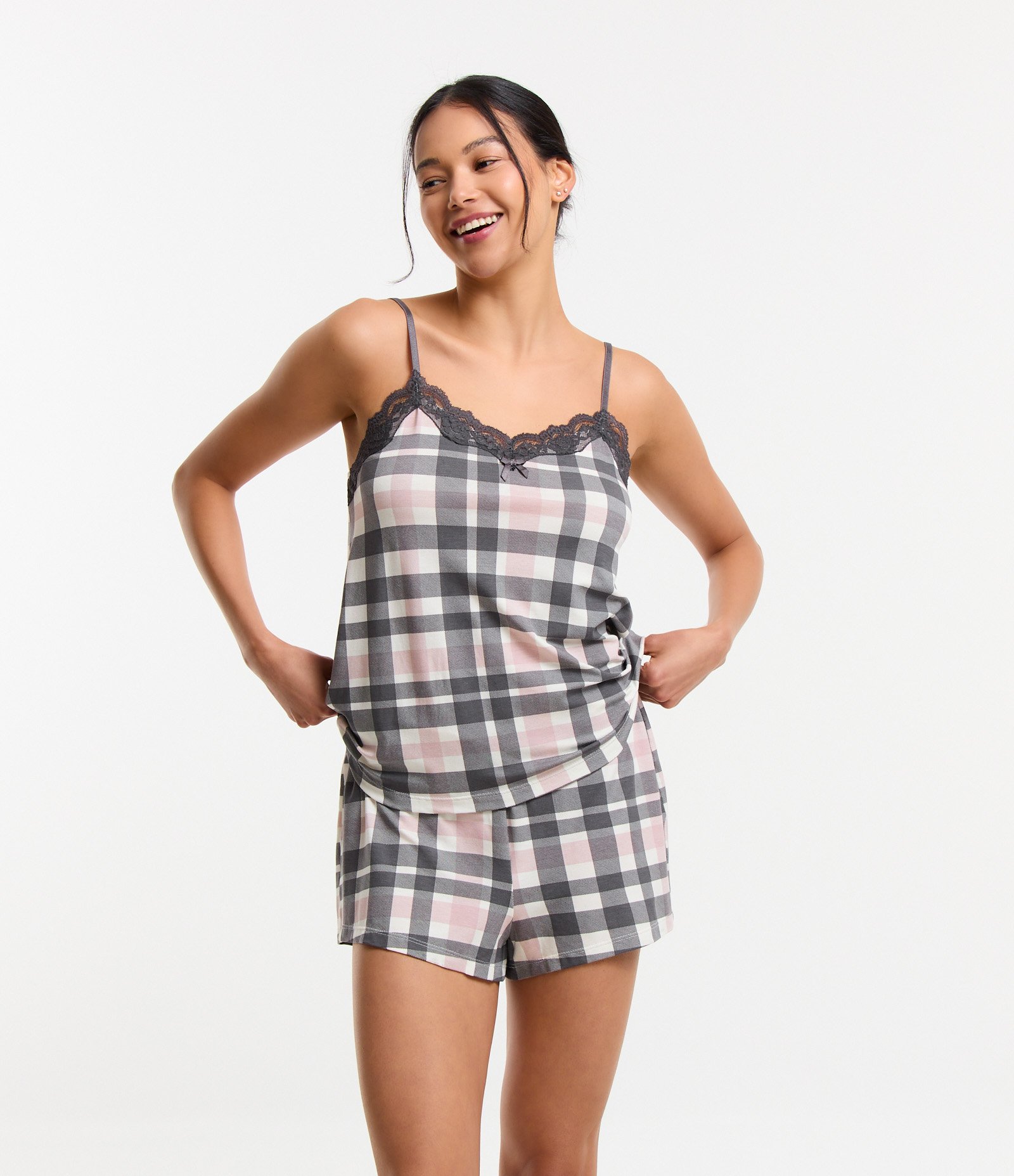 Pijama Short Doll em Viscose com Estampa Xadrez e Detalhe em Renda Cinza 1