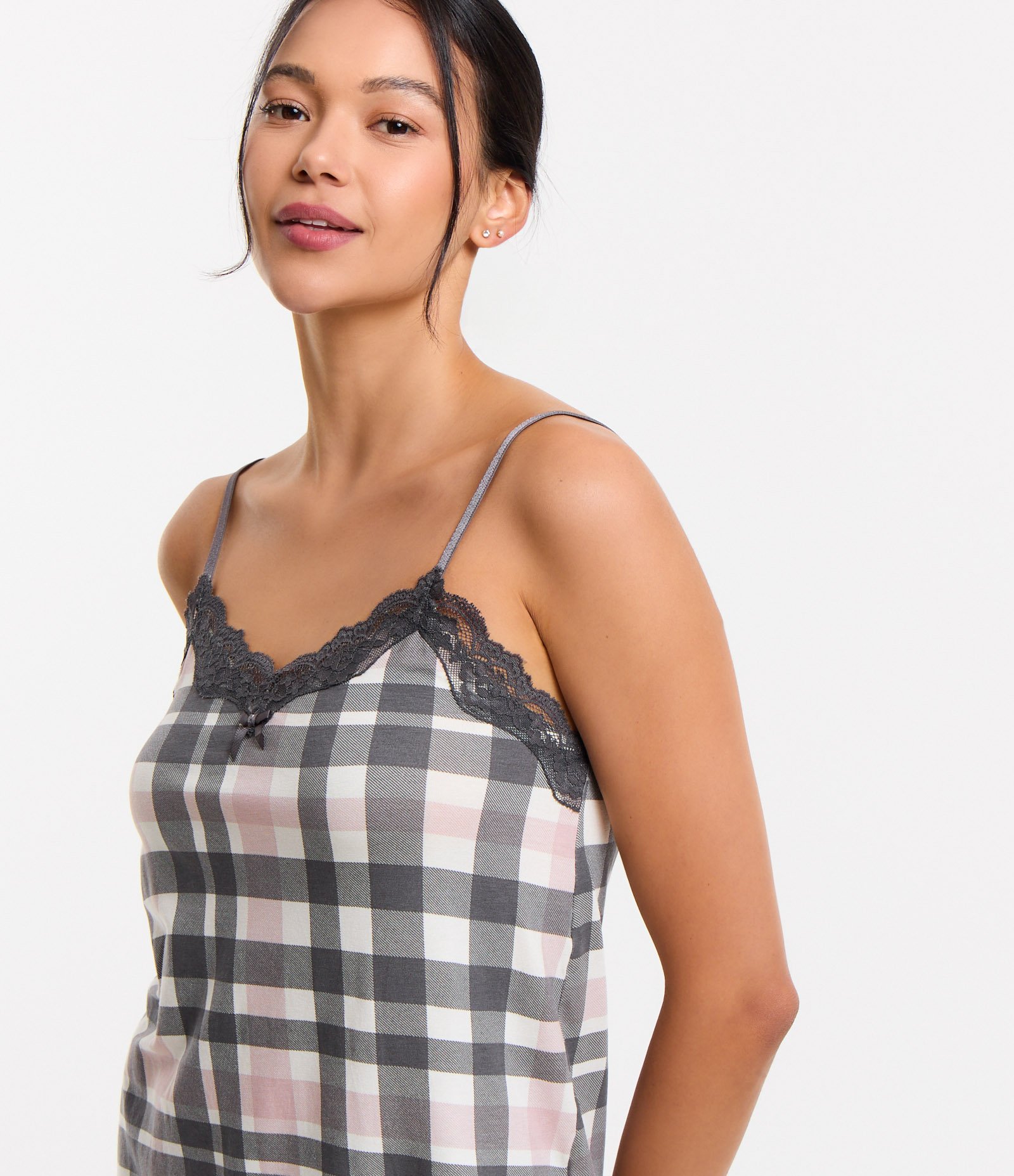 Pijama Short Doll em Viscose com Estampa Xadrez e Detalhe em Renda Cinza 3
