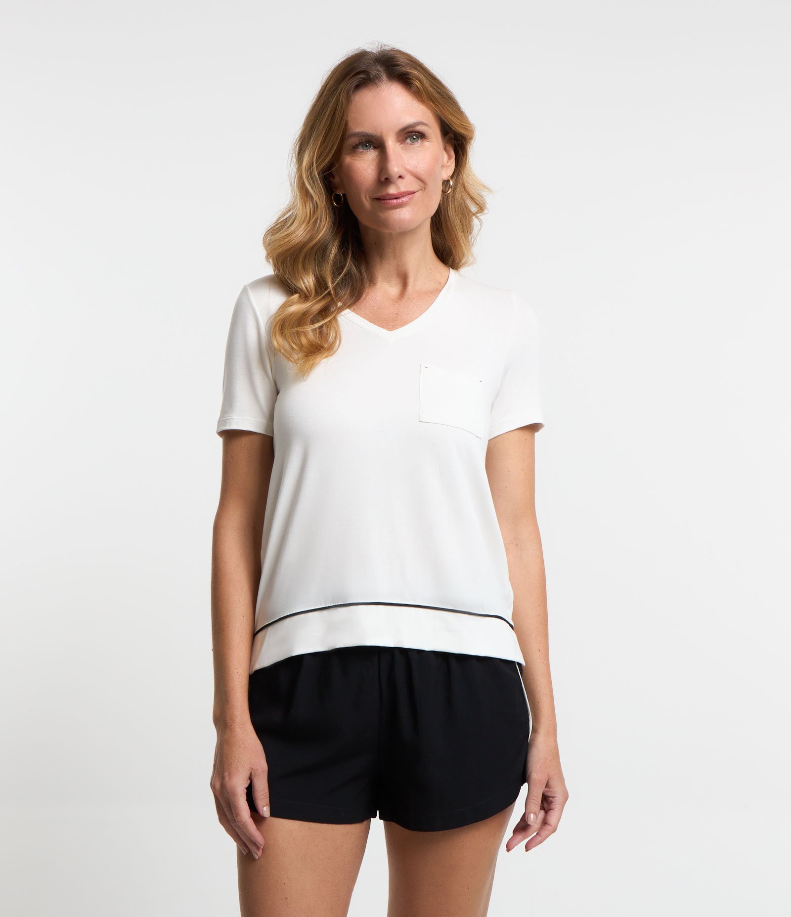Pijama Short Doll com Bolsinho e Viés Contrastante Preto/Off White 1