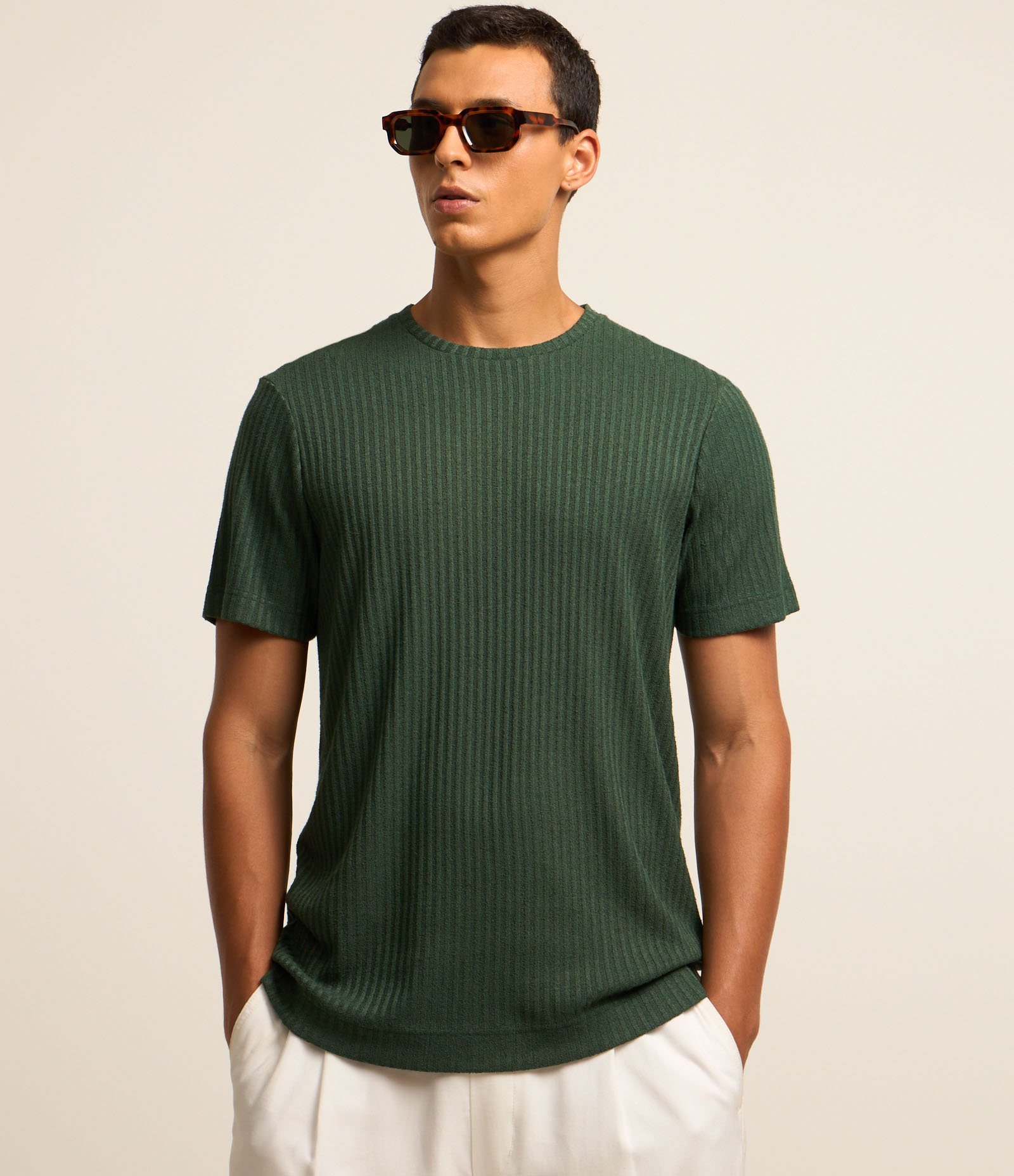 Camiseta Regular com Textura Canelada e Barra Larga Verde 1