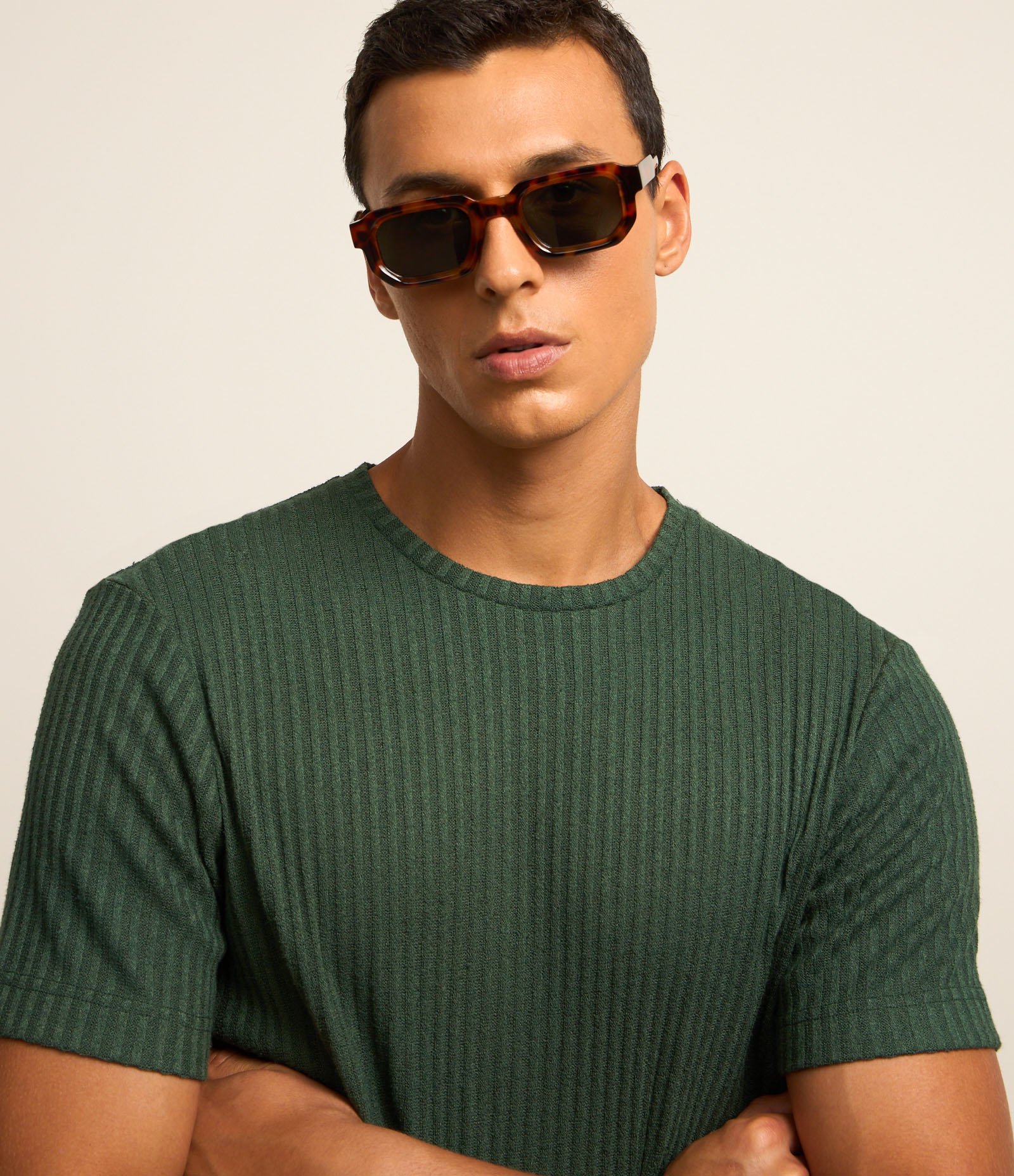 Camiseta Regular com Textura Canelada e Barra Larga Verde 4