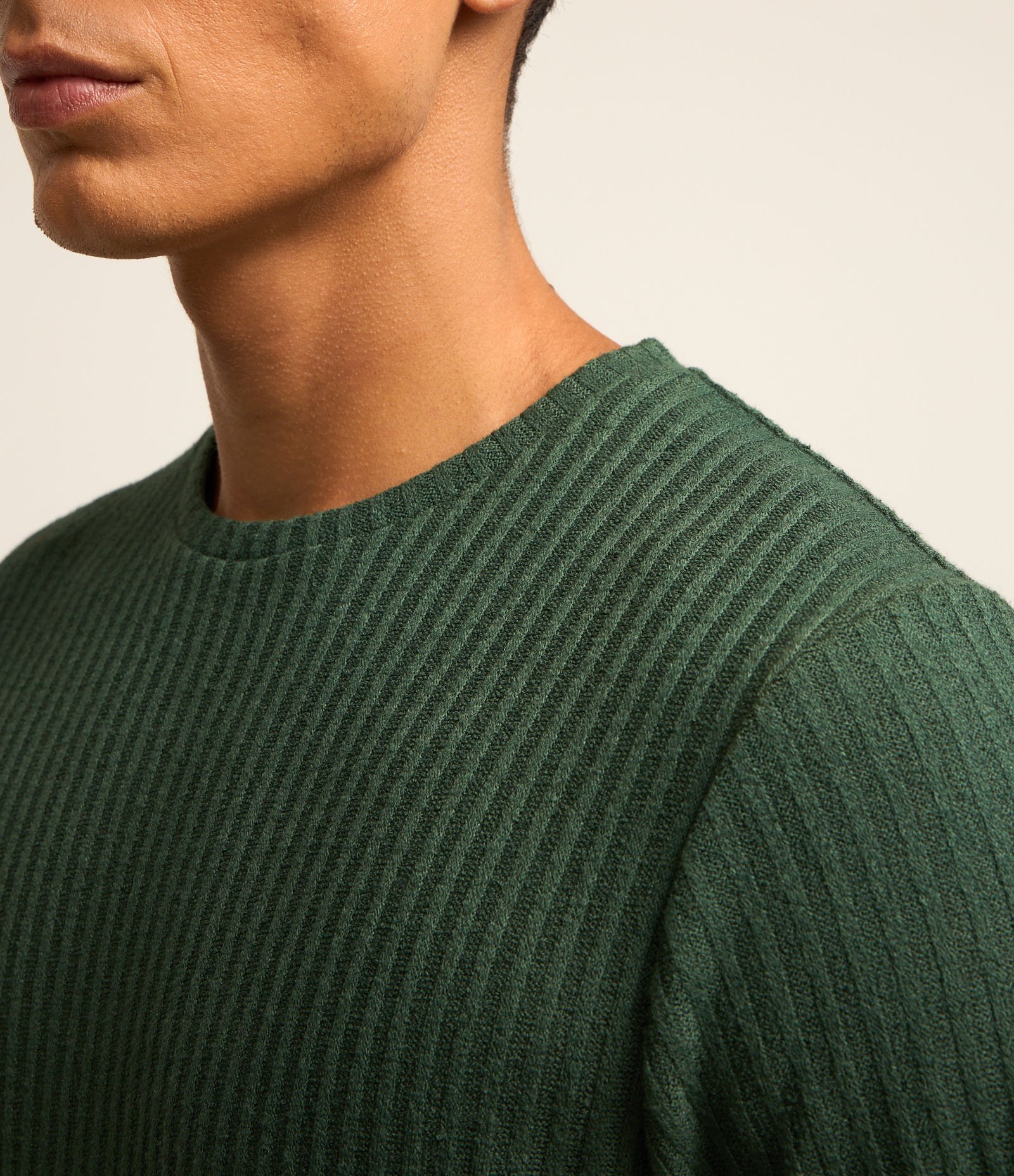 Camiseta Regular com Textura Canelada e Barra Larga Verde 5