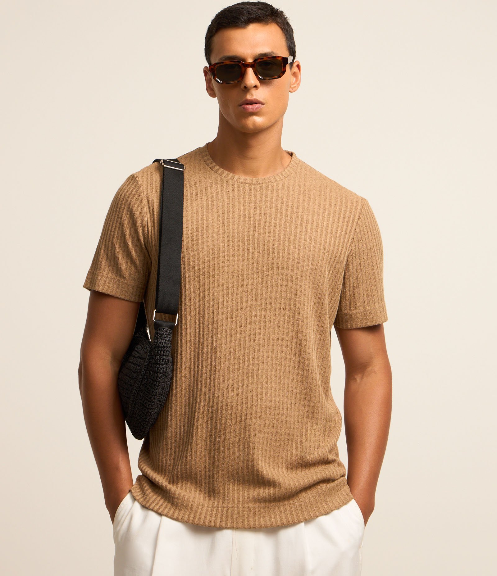 Camiseta Regular com Textura Canelada e Barra Larga Marrom Caramelo 1