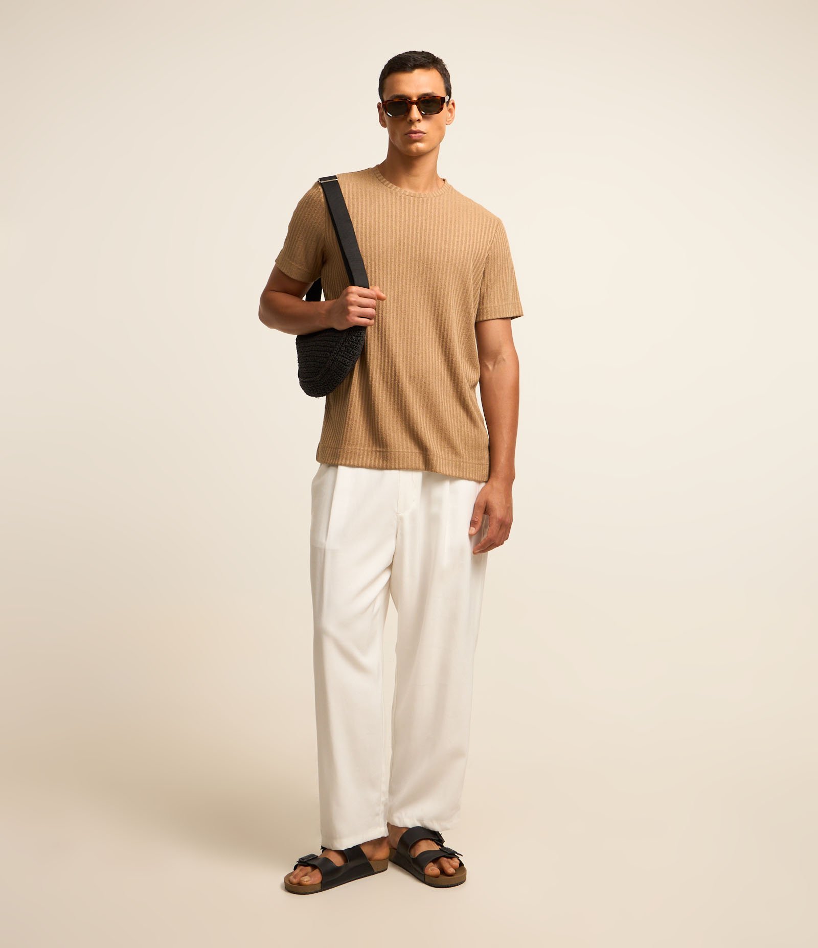 Camiseta Regular com Textura Canelada e Barra Larga Marrom Caramelo 2