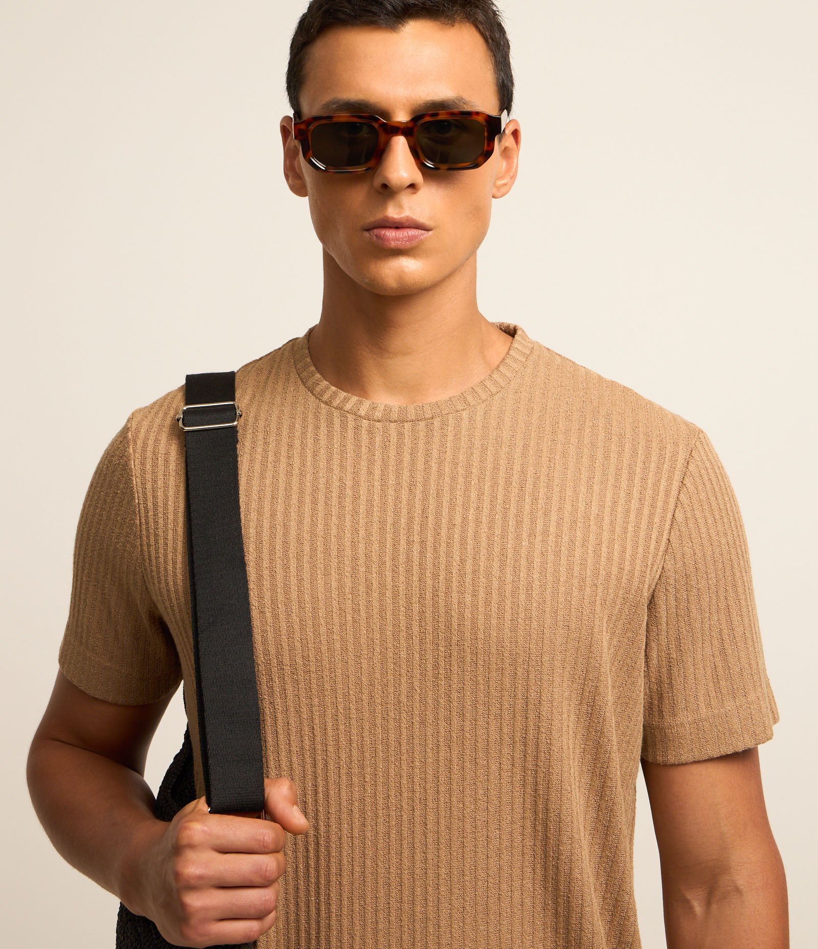 Camiseta Regular com Textura Canelada e Barra Larga Marrom Caramelo 3