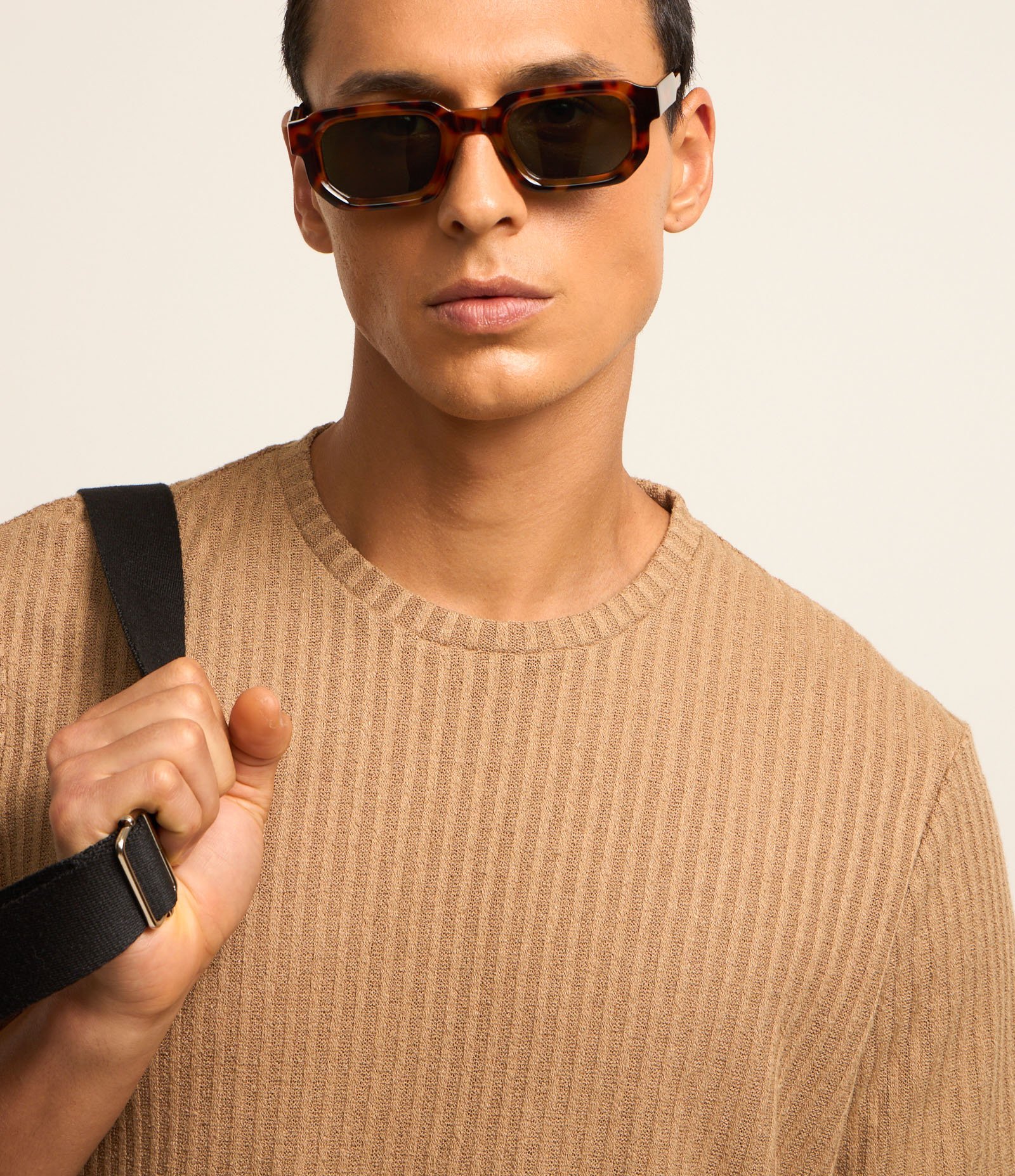 Camiseta Regular com Textura Canelada e Barra Larga Marrom Caramelo 4