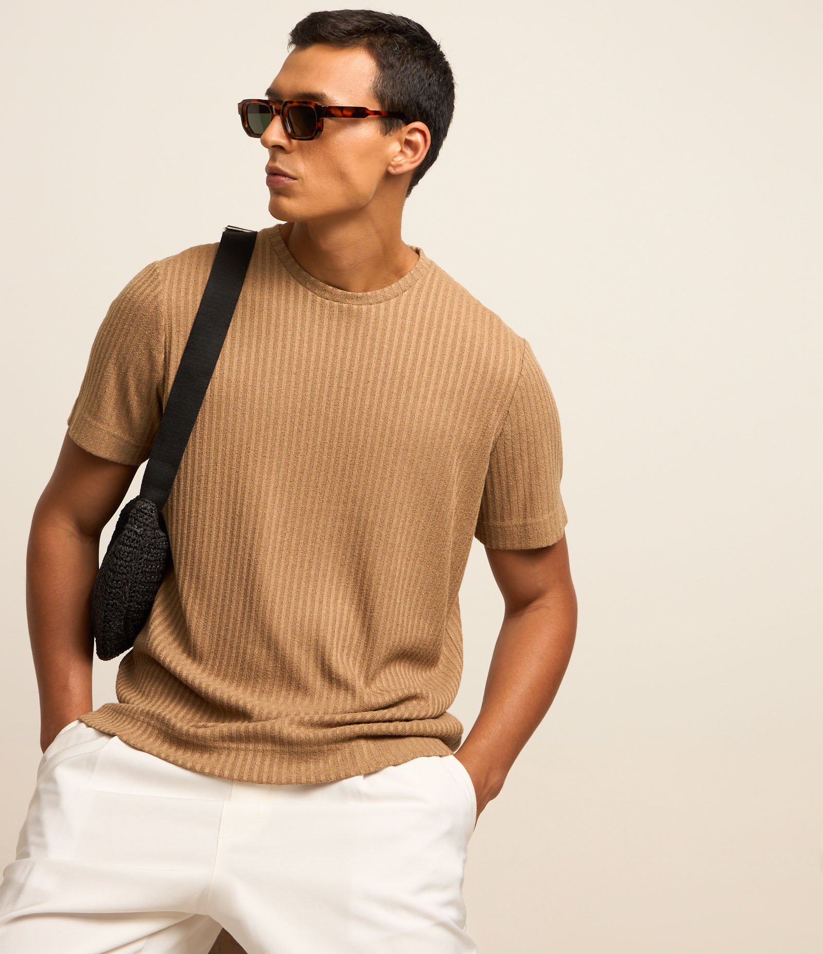 Camiseta Regular com Textura Canelada e Barra Larga Marrom Caramelo 5