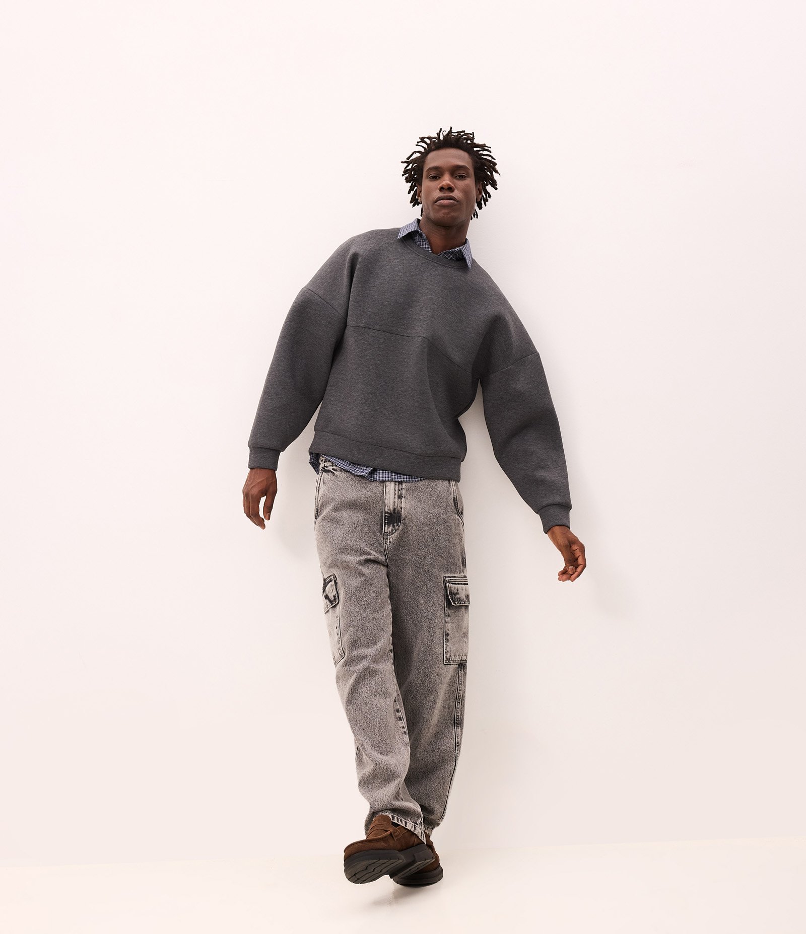 Calça Jeans Baggy com Bolsos Cargo Cinza 2
