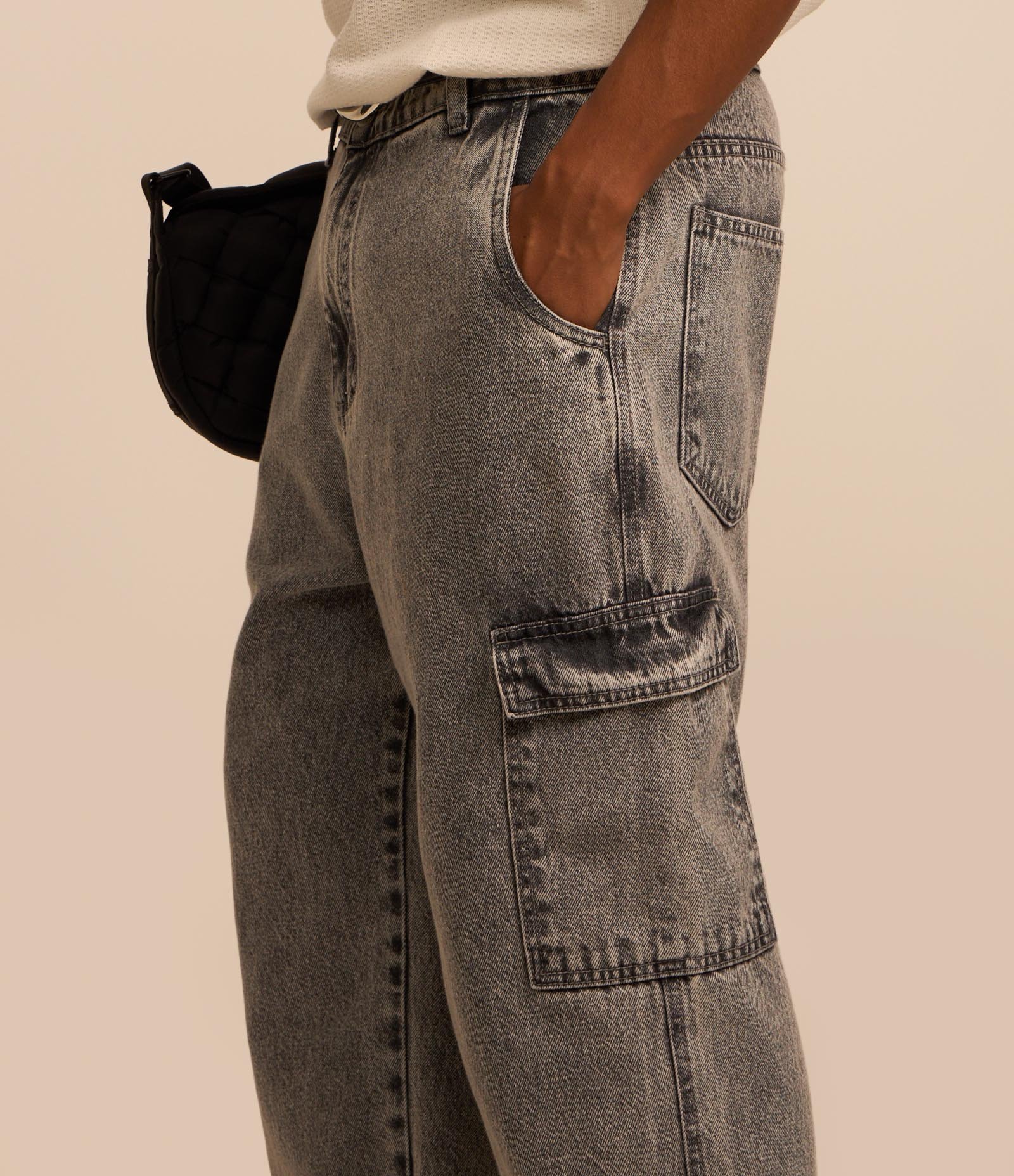 Calça Jeans Baggy com Bolsos Cargo Cinza 4