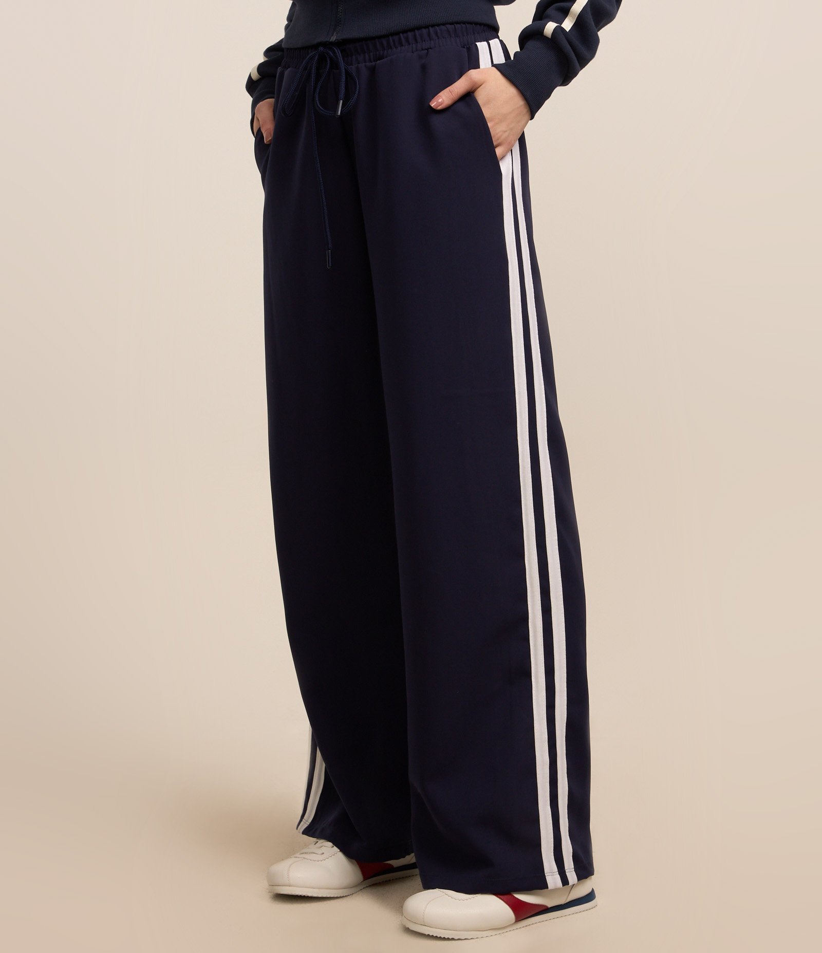 Calça Reta Alfaiatada com Friso Lateral e Amarração na Cintura 3