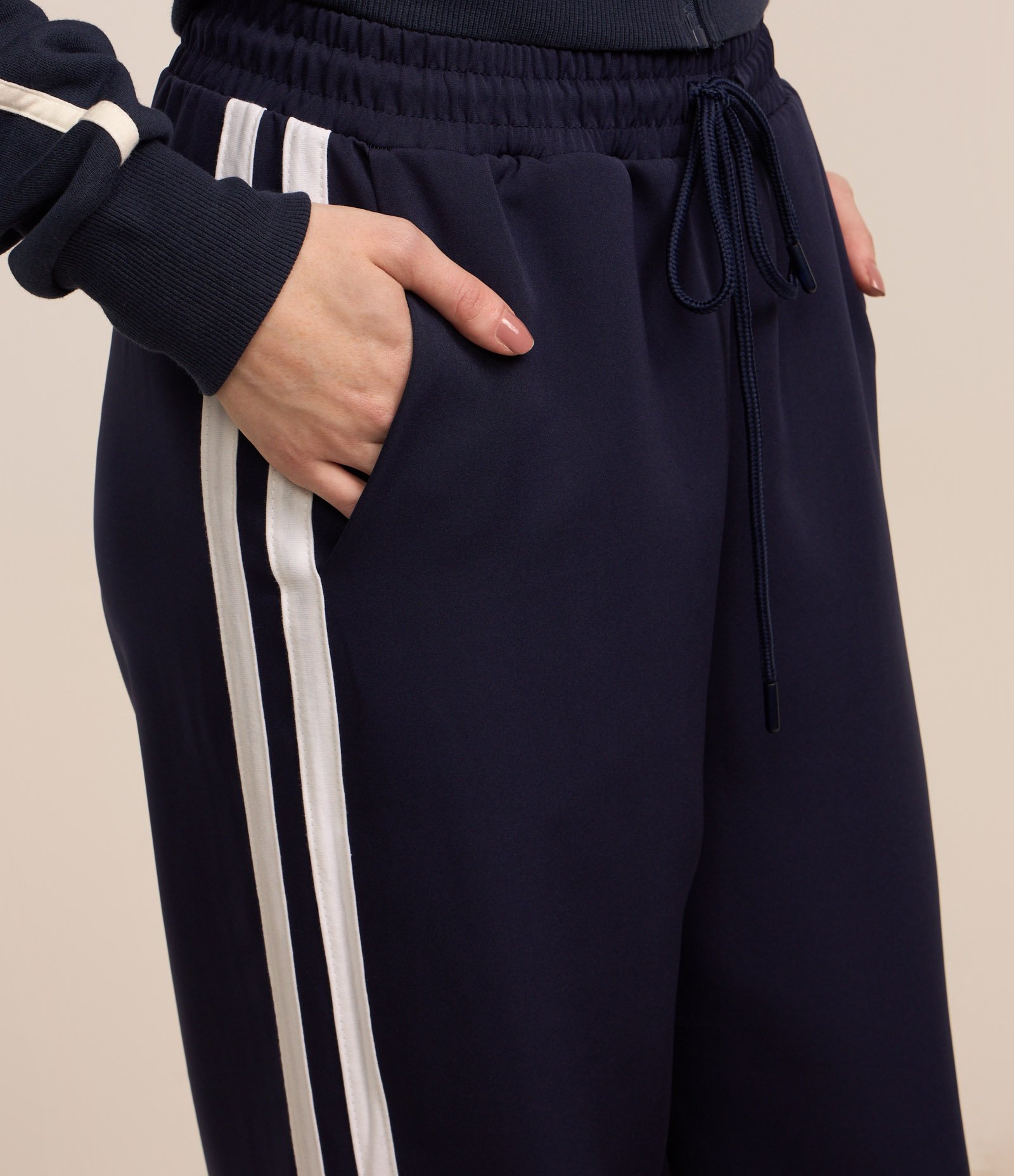 Calça Reta Alfaiatada com Friso Lateral e Amarração na Cintura 4