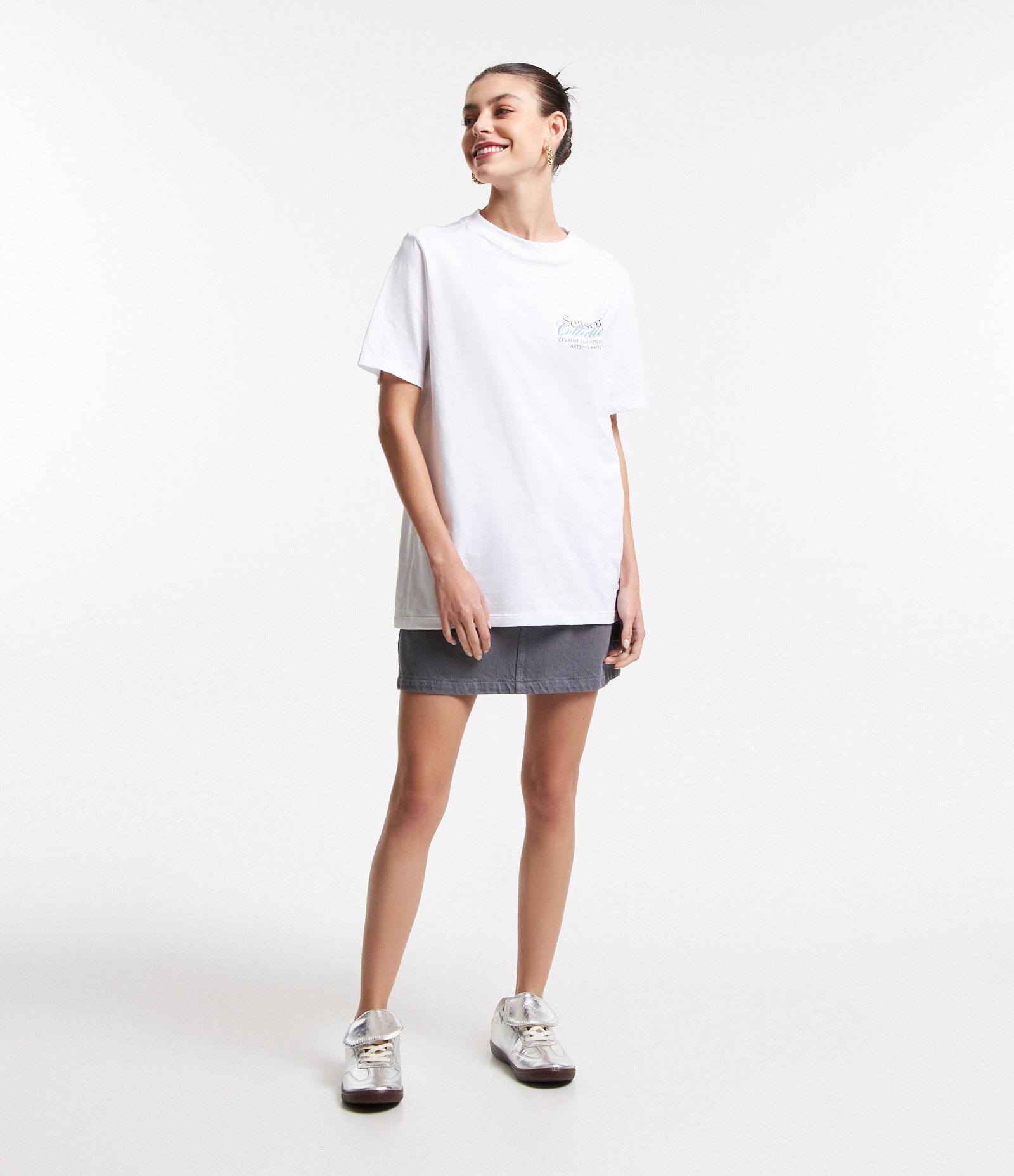 Camiseta Alongada em Algodão e com Lettering The Season Branco 2