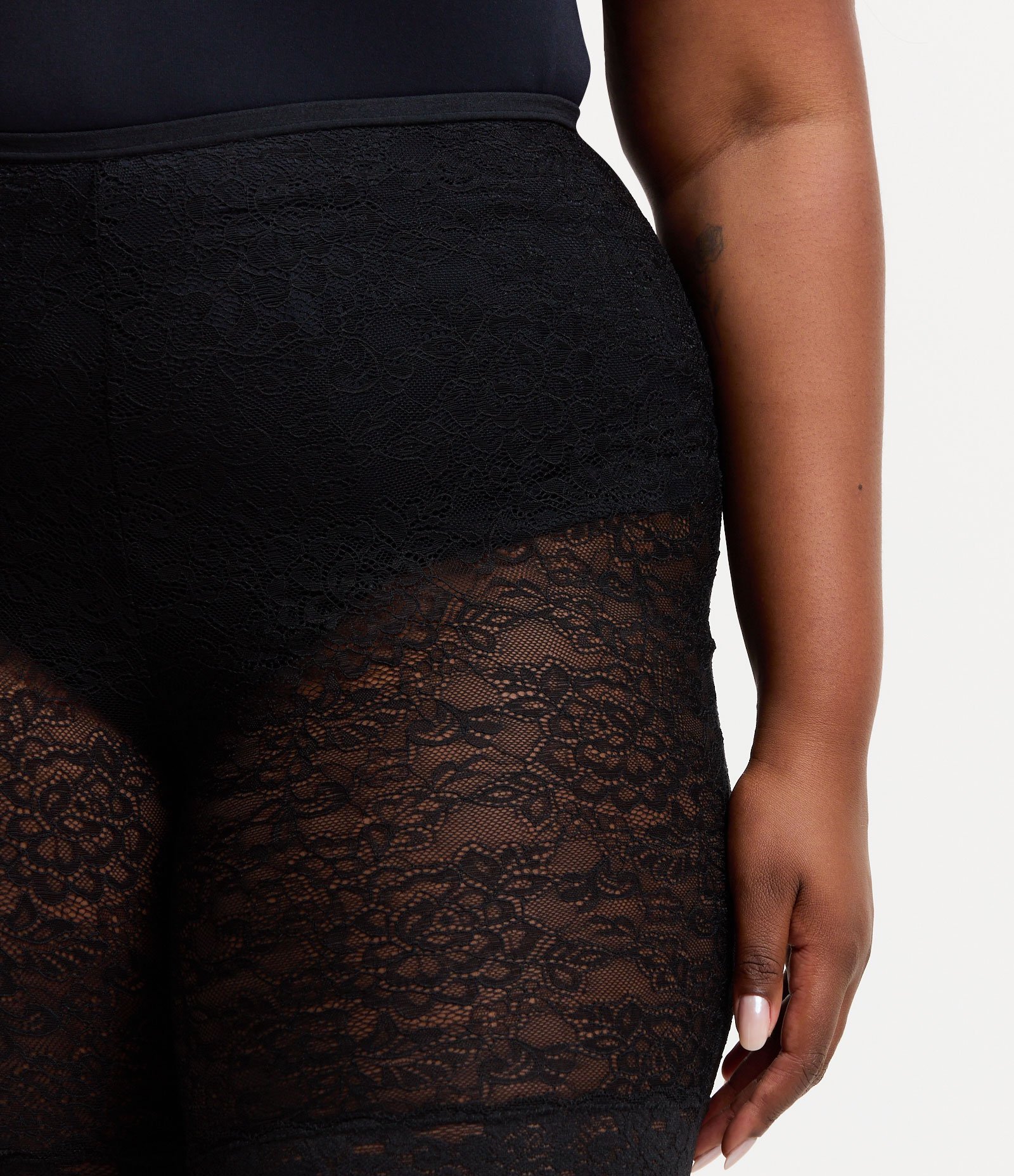 Bermuda Ciclista em Renda Curve & Plus Size Preto 4